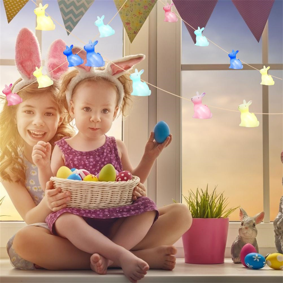 Zwei als Hasen verkleidete Kinder halten einen Korb mit Ostereiern in der Nähe von Hasenlichtern.