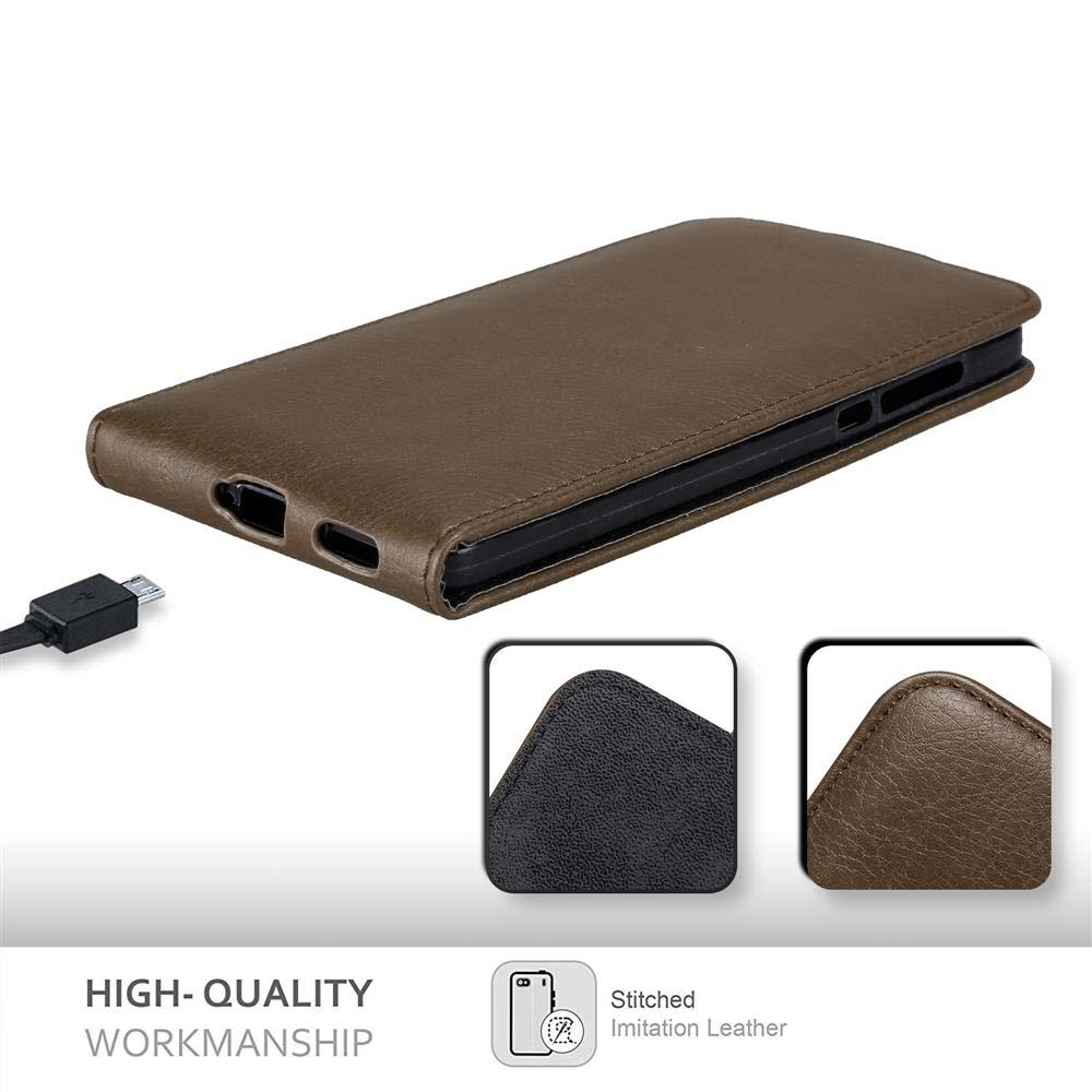 Custodia marrone per telefono con foro per fotocamera e cavo USB nero.