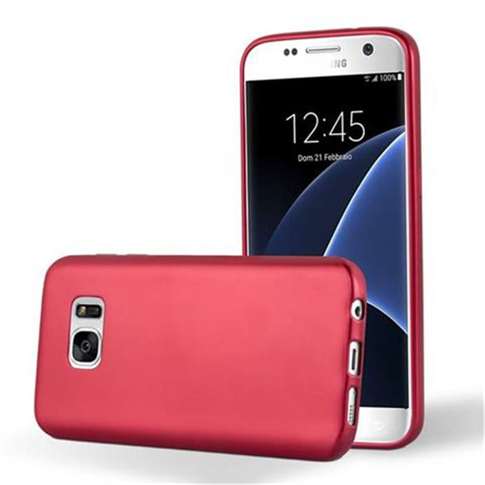 Una funda roja para teléfono junto a un smartphone con la pantalla encendida, mostrando la hora sobre un fondo blanco.
