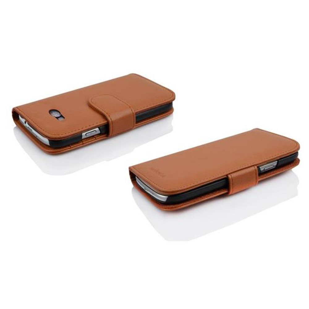 Dos fundas marrones para teléfono, abiertas y cerradas. Cada una sostiene un teléfono. Cuero marrón.