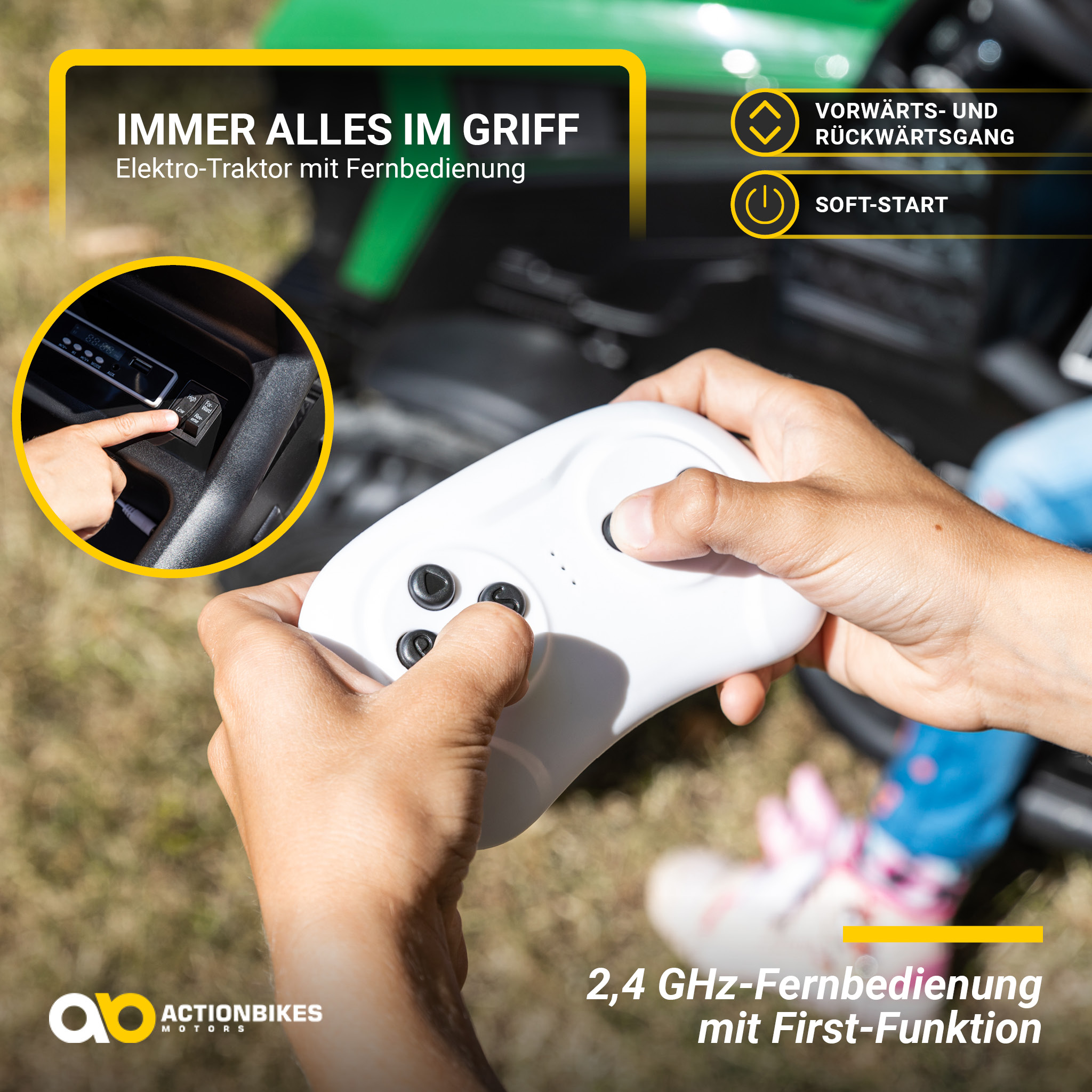 Hände benutzen Fernbedienung. Die Fernbedienung ist weiß. Hintergrund: Grüner Spielzeugtraktor.