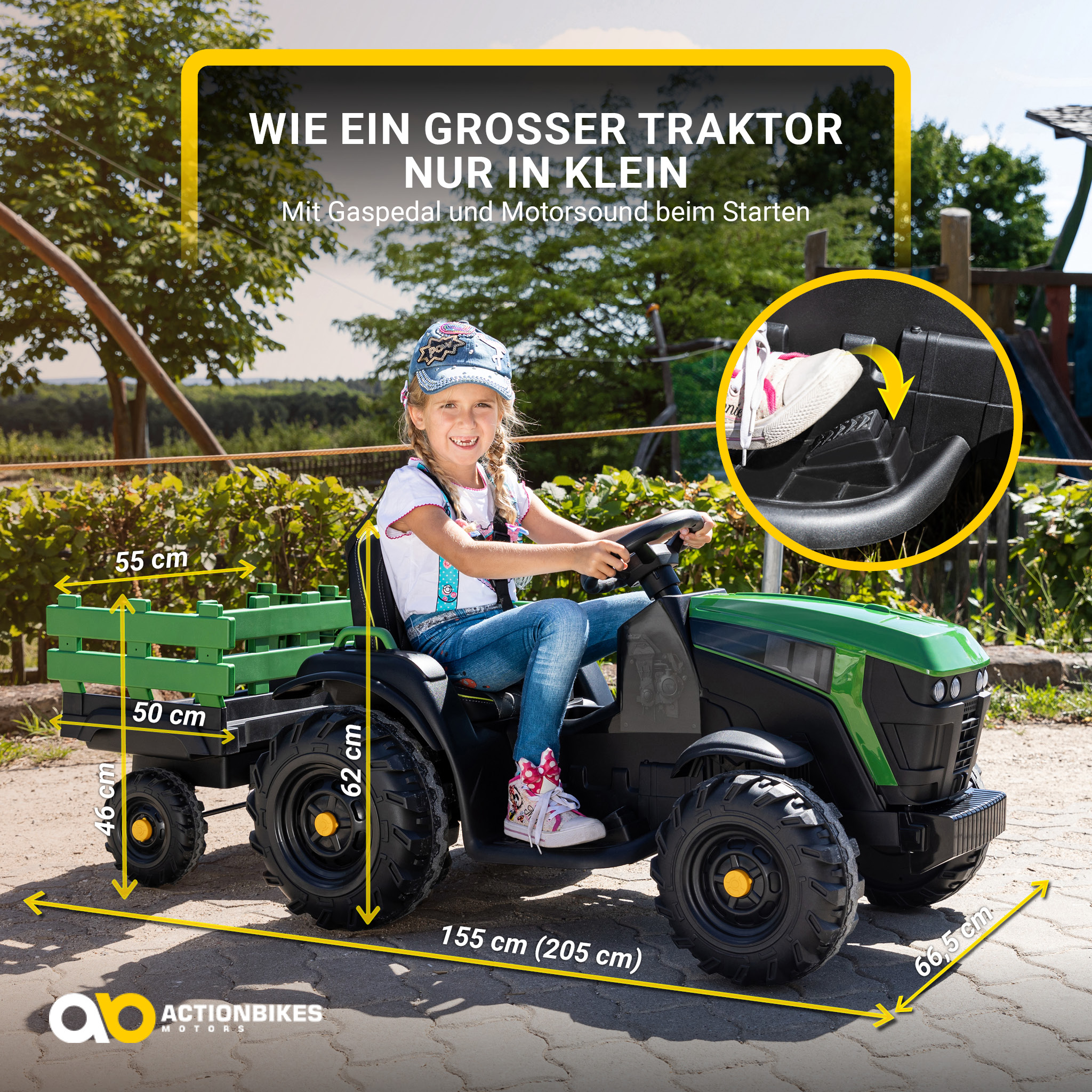 Ein Mädchen fährt einen grünen Traktor mit Anhänger. Abmessungen sind angegeben. Nahaufnahme zeigt weiße Schuhe.