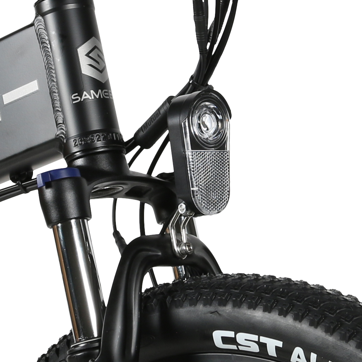 Zbliżenie na przód roweru, z reflektorem i przednią oponą.