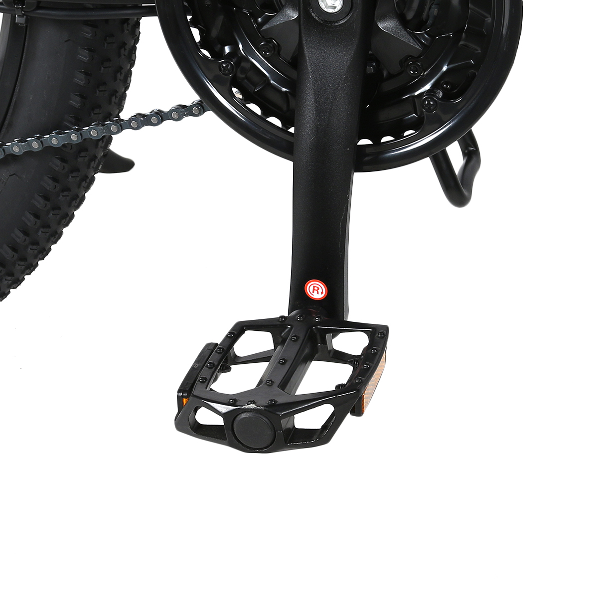 Zbliżenie pedału roweru z czarnym łańcuchem i czarną korbą.