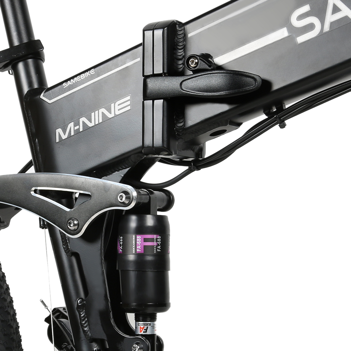 Zbliżenie ramy roweru elektrycznego. Czarna rama z logo, zawieszeniem i baterią.