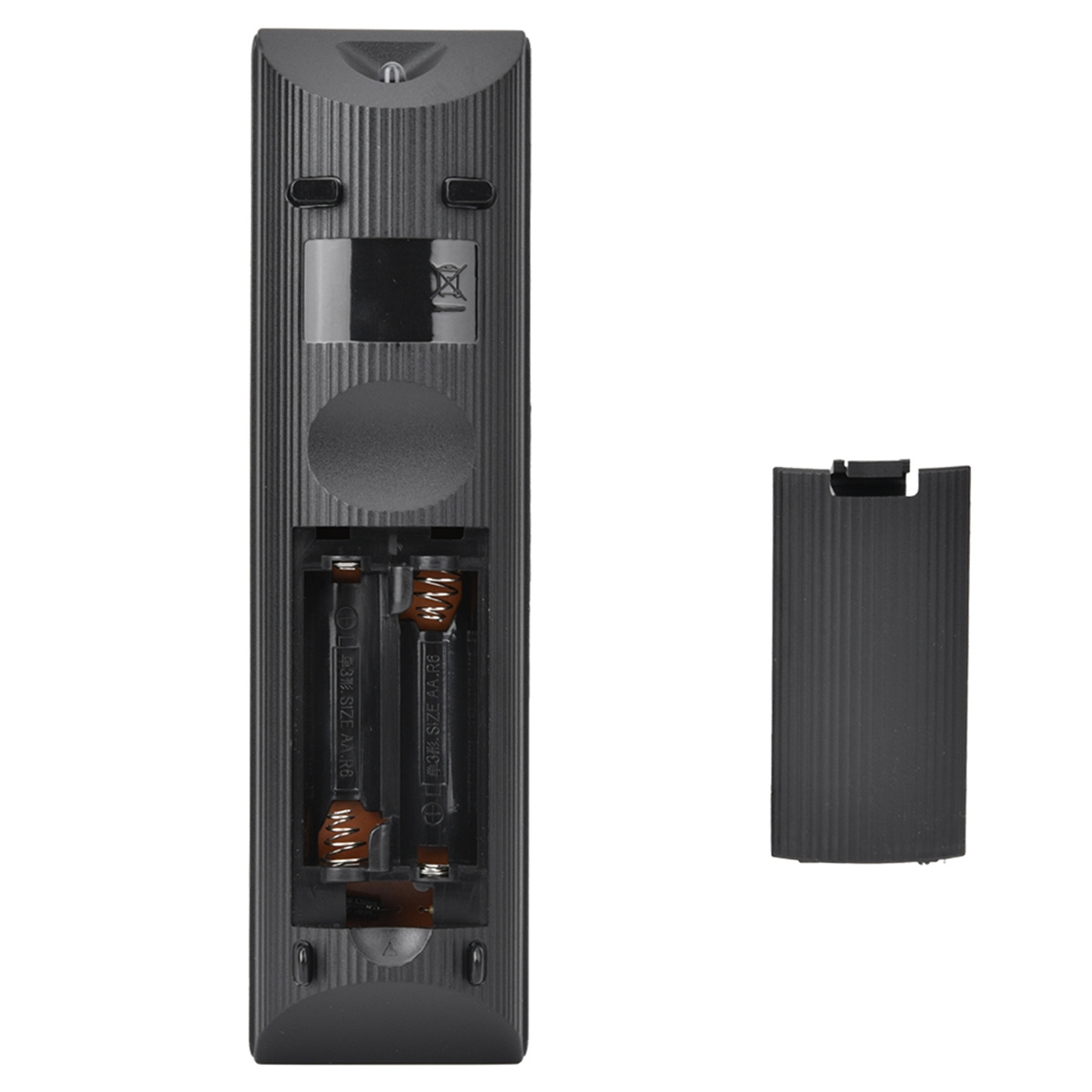 Fernbedienung mit geöffnetem Batteriefach. Batterien sind sichtbar. Schwarze Abdeckung abgenommen.