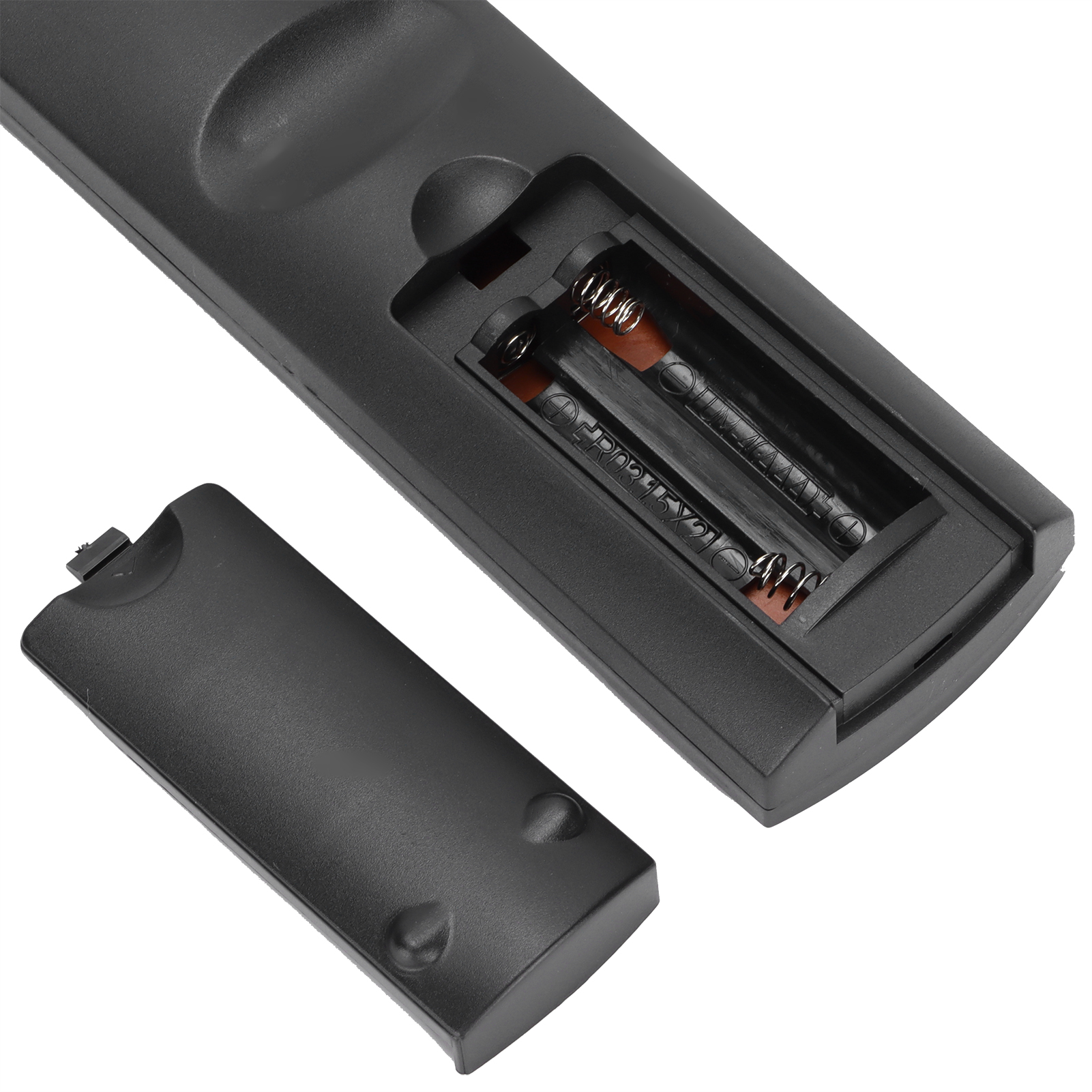 Die Rückseite einer Fernbedienung mit geöffnetem Batteriefach, das Batterien und Federn zeigt.