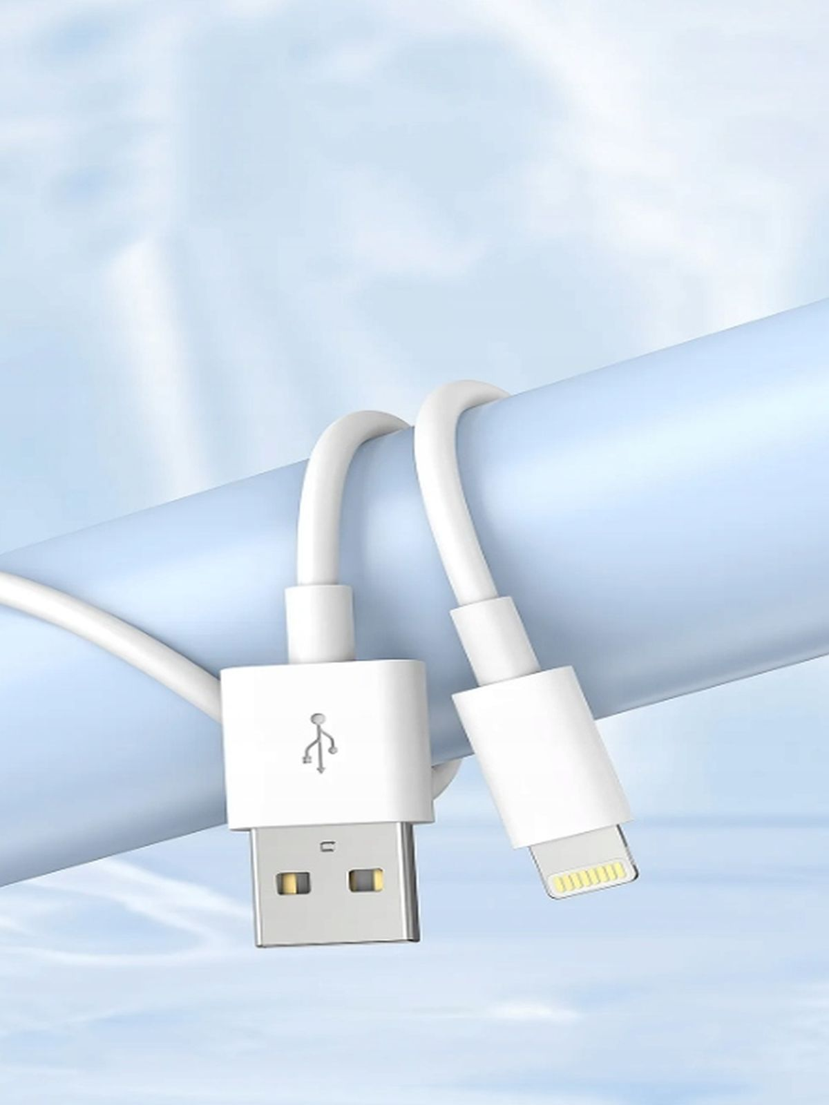 Biały kabel USB do Lightning, owinięty wokół jasnoniebieskiego cylindra, na jasnoniebieskim tle.