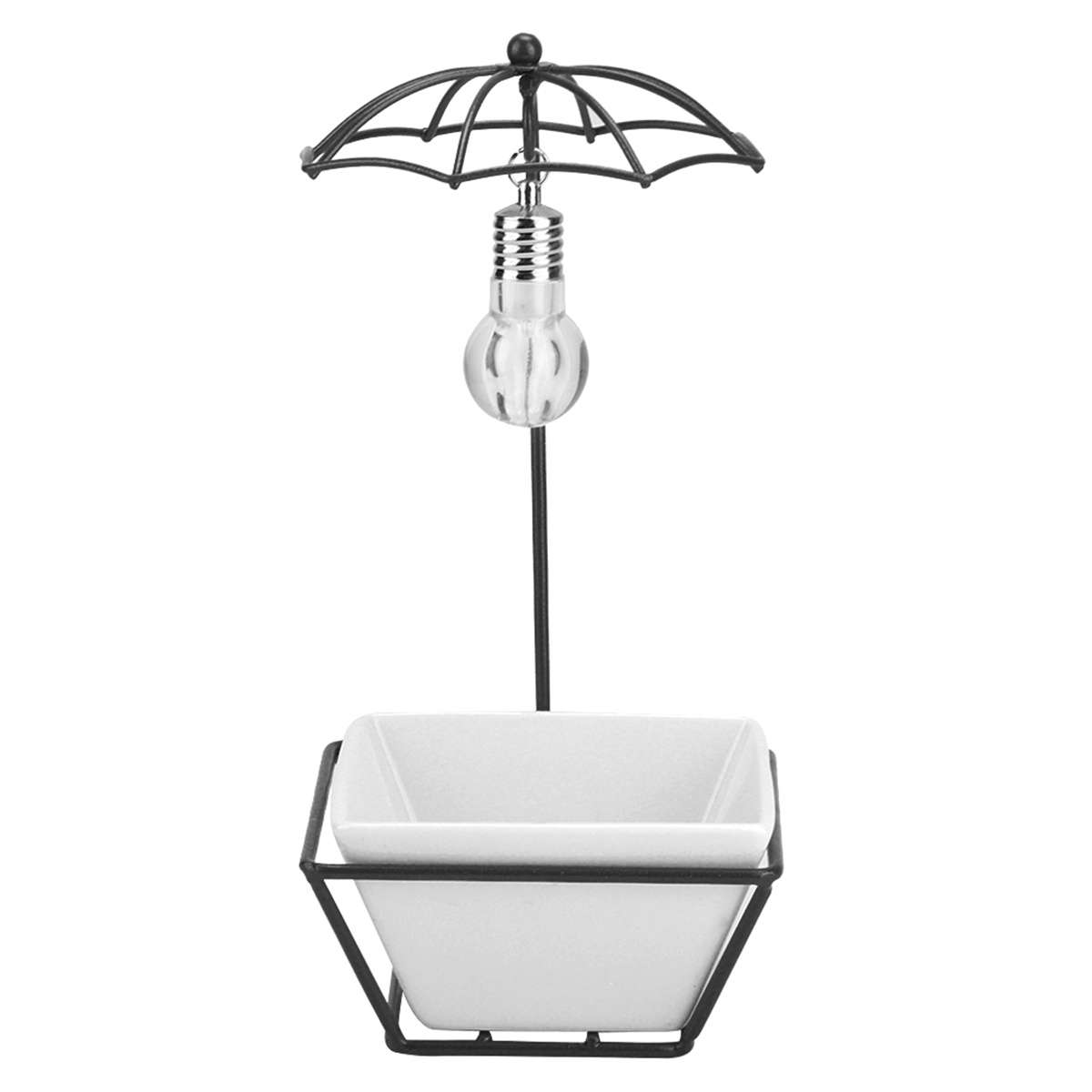 Eine dekorative Lampe mit Glühbirne, schwarzem Metallrahmen und weißer Schale.