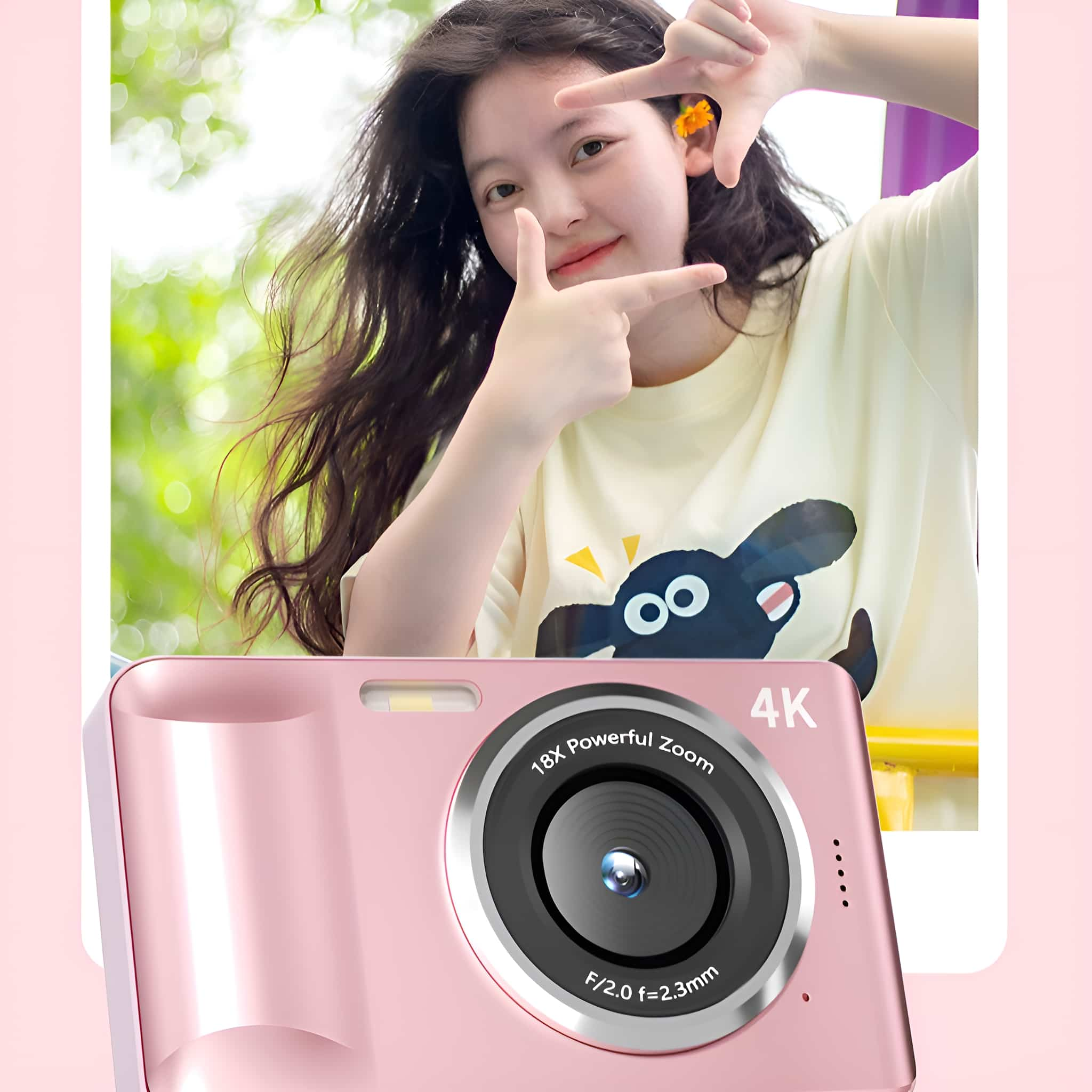 Junge Frau zeigt auf eine pinke Kamera. Kamera hat Zoom und 4K Aufdruck.