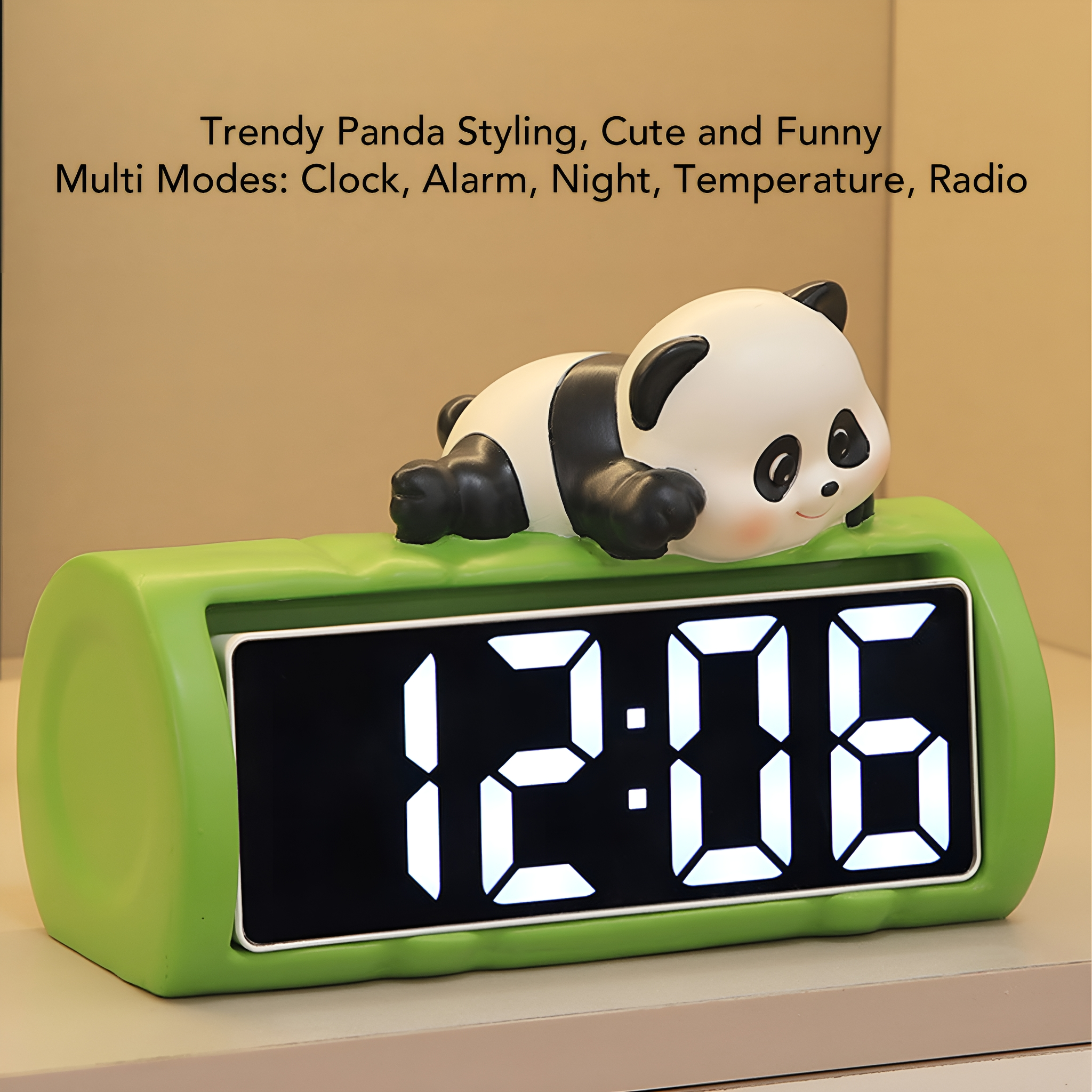 Grüner digitaler Wecker in Panda-Form mit der Anzeige 12:06. Er steht auf einer hellen Oberfläche.