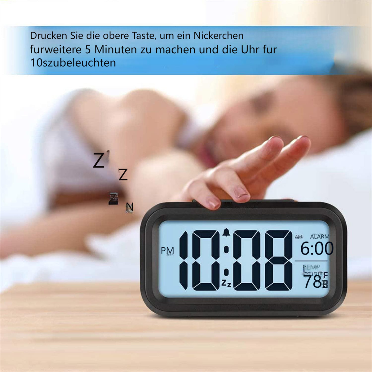 Ein digitaler Wecker, der die Zeit anzeigt. Text: 10:08 Uhr, 6:00 Uhr ALARM, 78F. Im Hintergrund schläft eine Person.