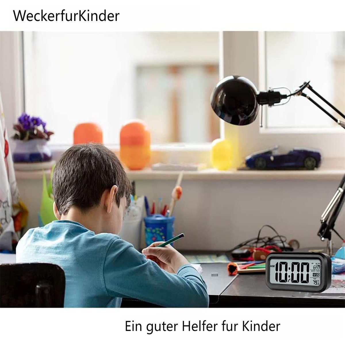 Ein Kind macht Hausaufgaben mit einer Digitaluhr, die 10:00 Uhr anzeigt.