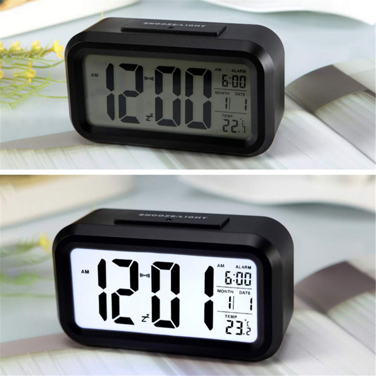 Zwei schwarze digitale Wecker mit weißem Display, das Zeit, Datum und Temperatur anzeigt.