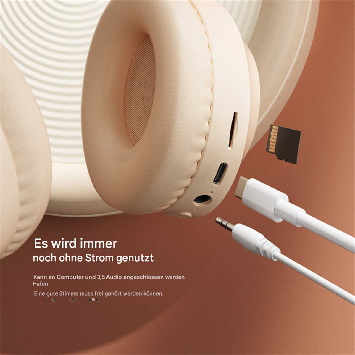 Beige Kopfhörer mit einem Ladekabel und einer Speicherkarte.