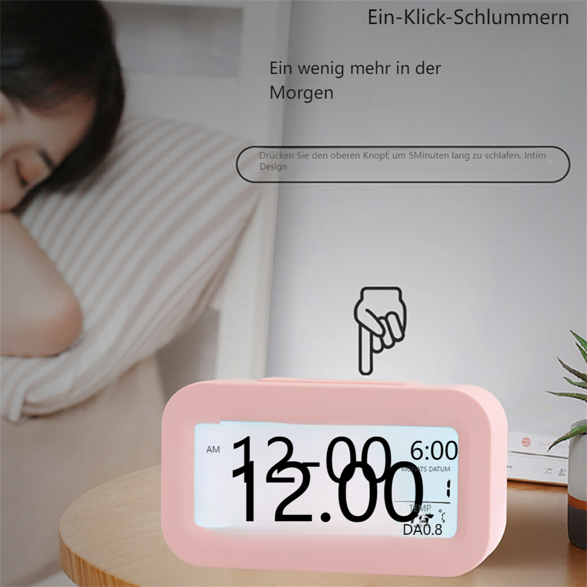 Rosa Wecker auf einem Tisch, mit schlafender Person im Hintergrund.