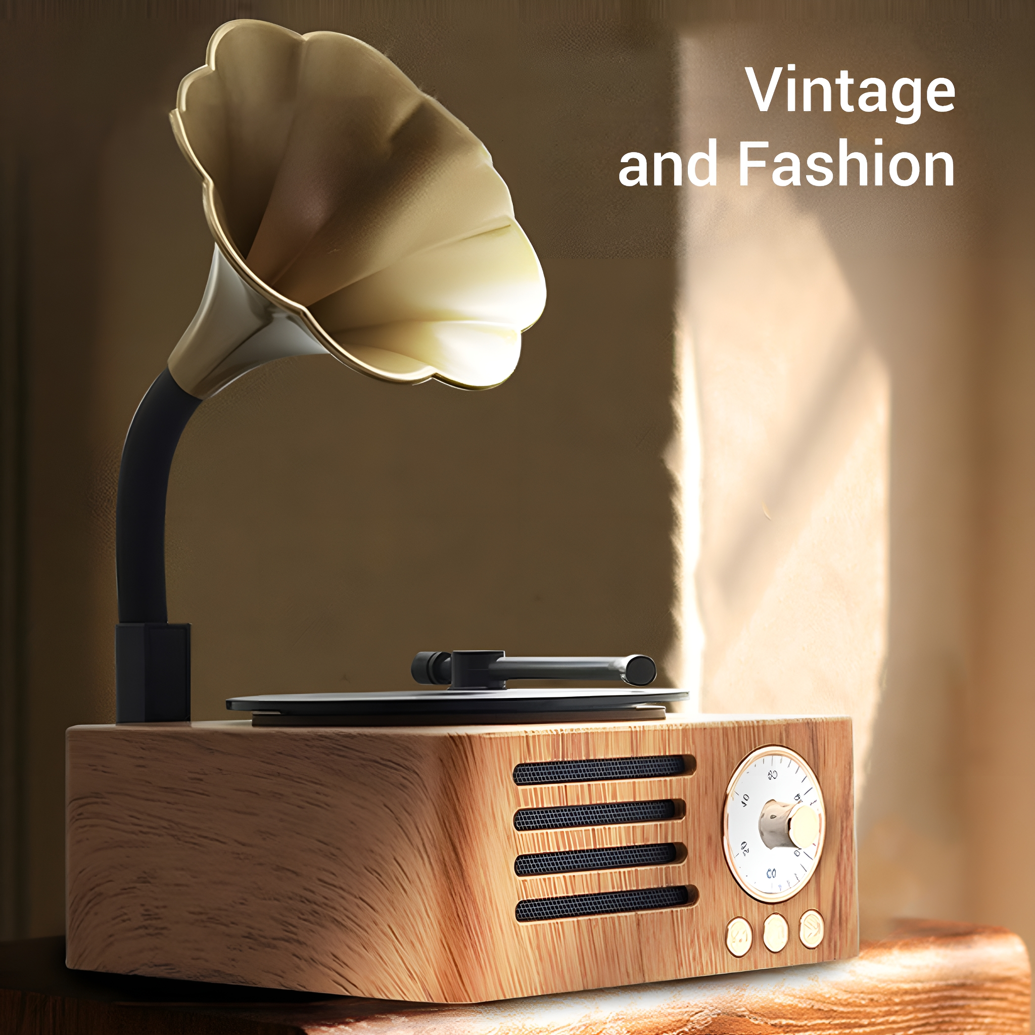 Grammophon im Vintage-Stil mit Holzsockel und goldener Trompete, auf braunem Hintergrund.