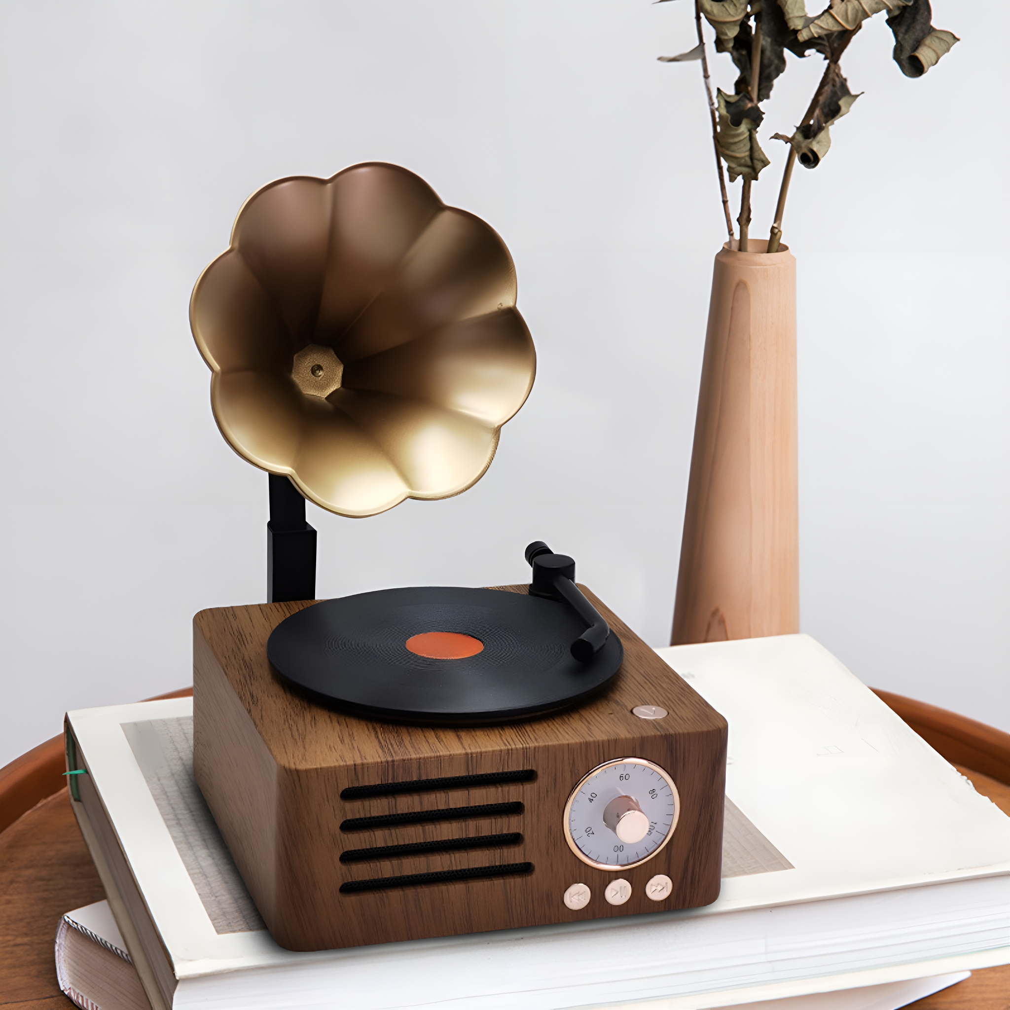 Ein hölzerner Plattenspieler im Retro-Stil mit einem goldenen Hornlautsprecher und einer schwarzen Schallplatte. Es steht auf einem Tisch.