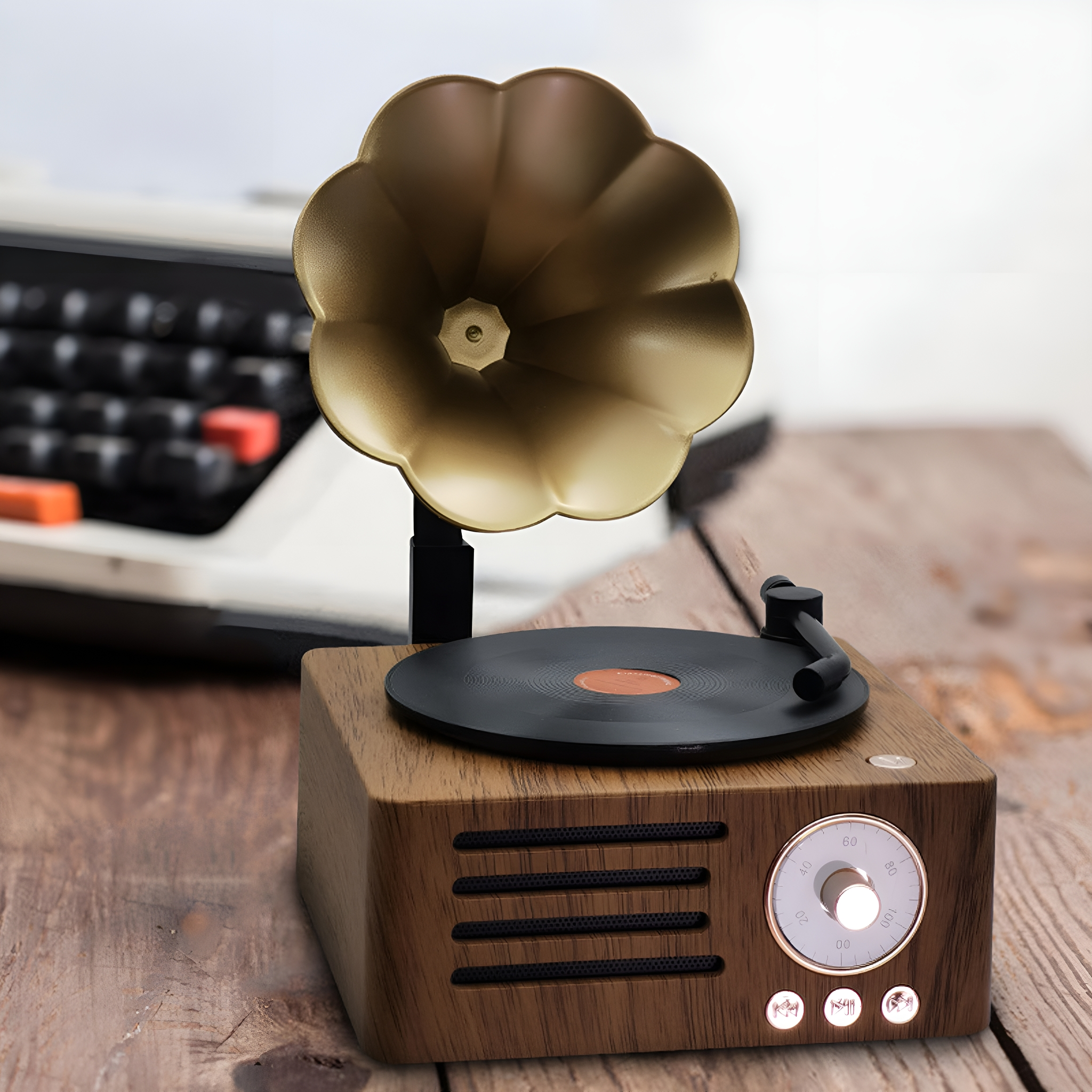 Lautsprecher im Holz-Grammophon-Stil mit goldenem Horn.