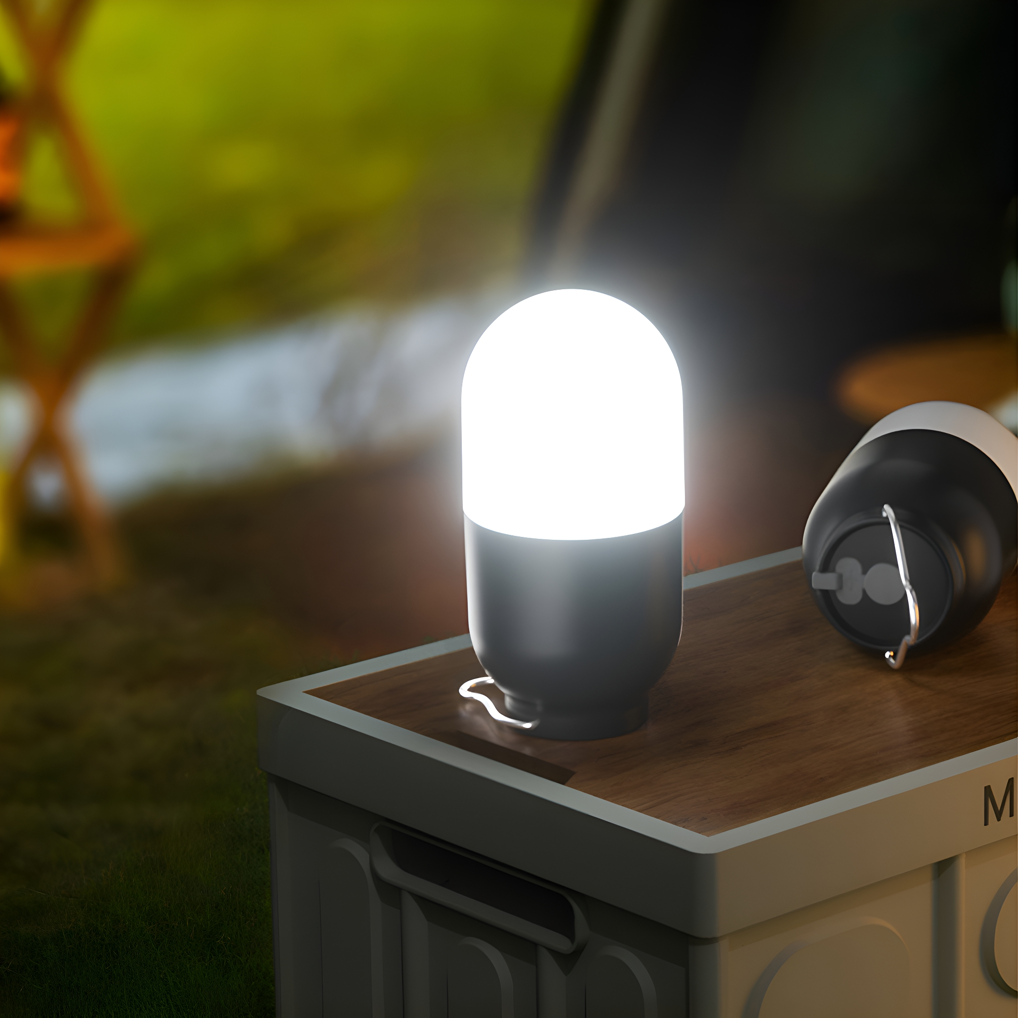 Eine leuchtende Lampe auf einem Holztisch mit einem Zelt im Hintergrund. Dunkle Lampe, Zelt, Tisch.