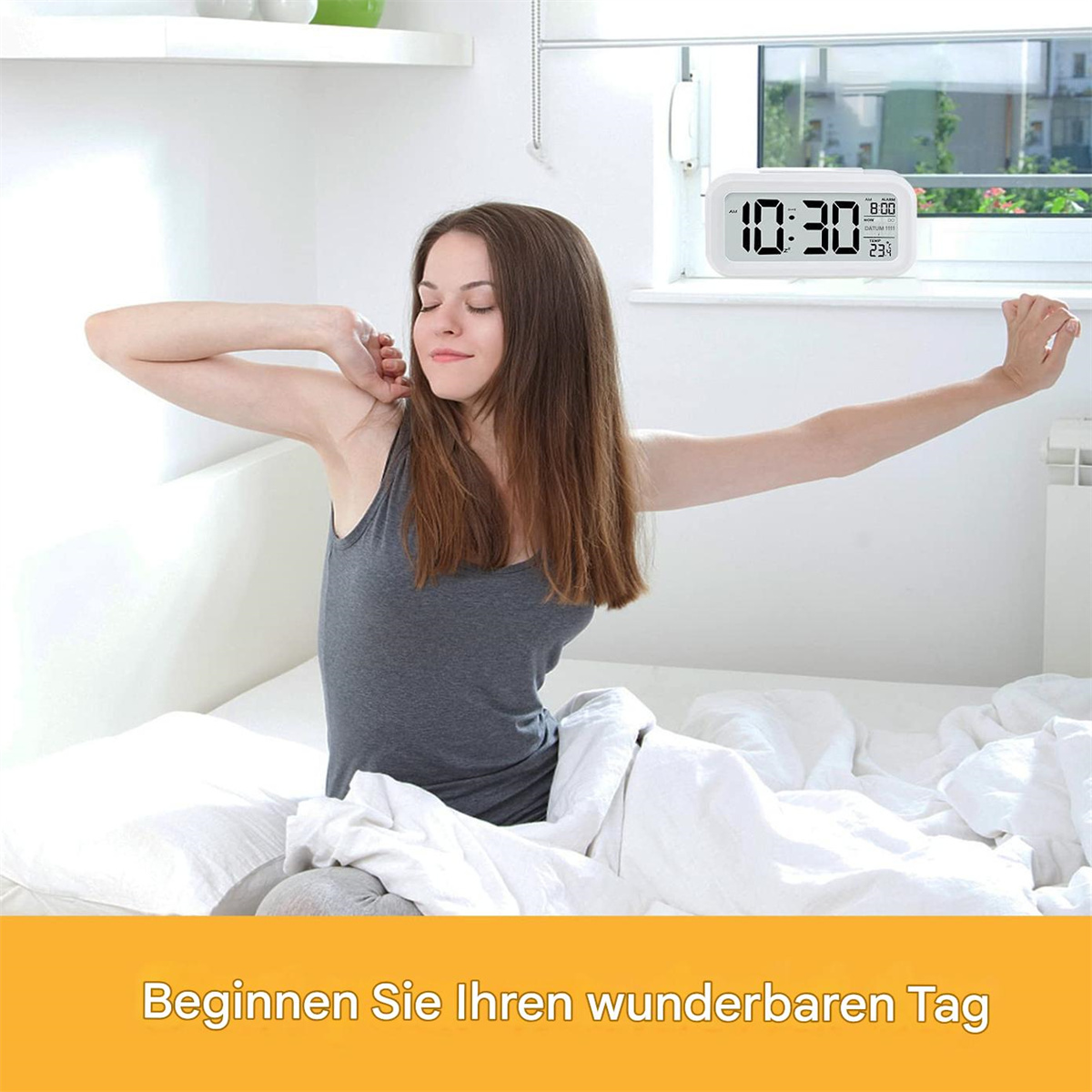 Frau streckt sich im Bett, Digitaluhr zeigt 10:30. Der Raum hat ein Fenster.