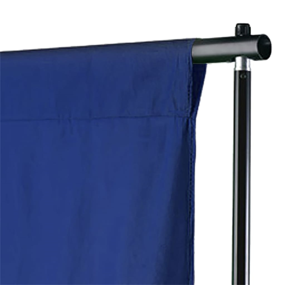 Blauer Stoffhintergrund an einer schwarzen Stange. Der Hintergrund hängt. Die Stange ist vertikal.