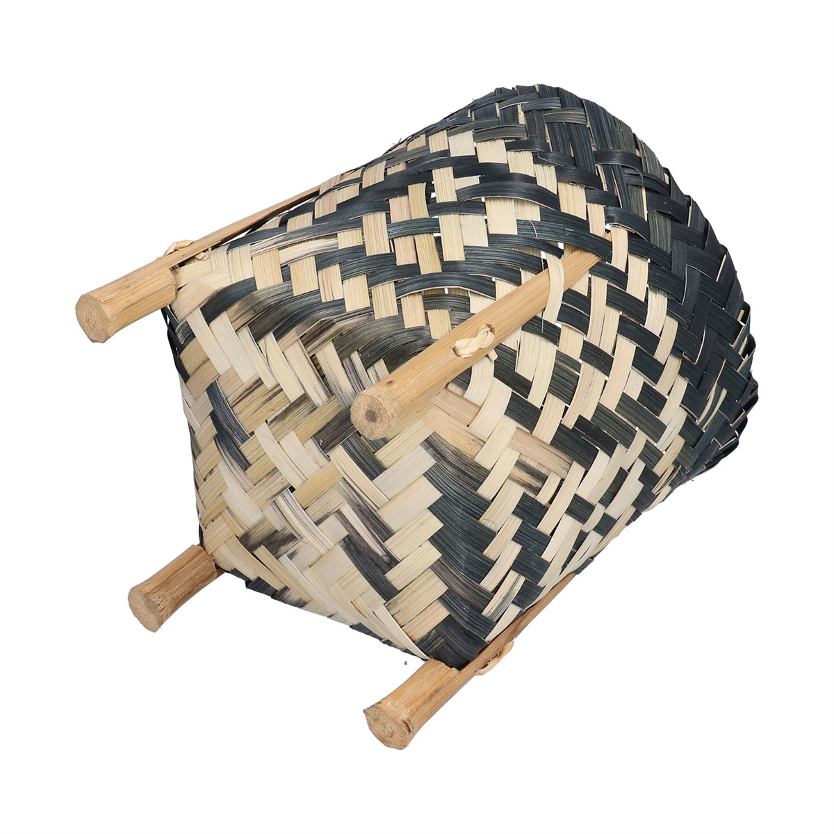 Geflochtener Korb, umgedreht, mit vier Holzbeinen. Der Korb ist in Schwarz- und Beigetönen gehalten.