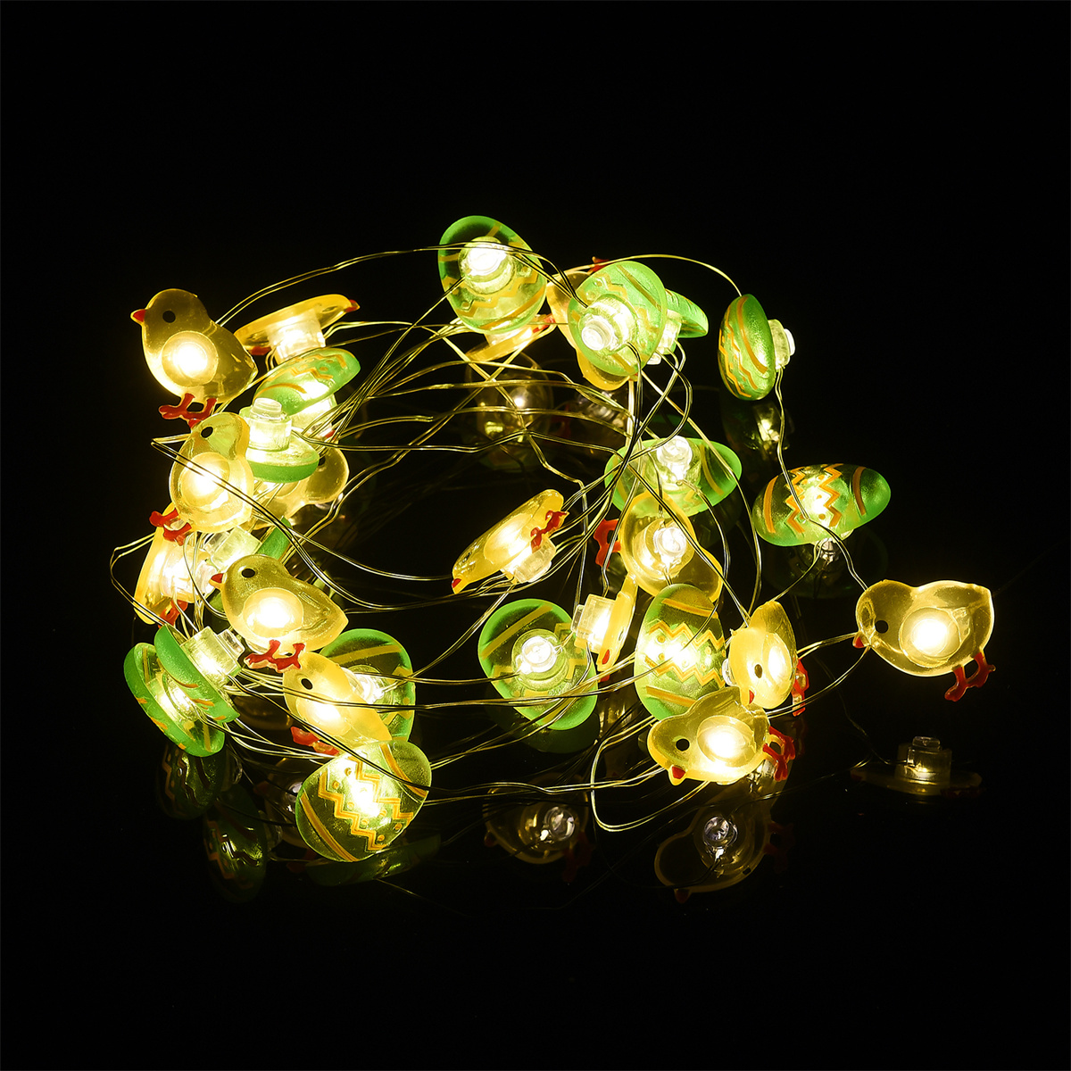 Lichterkette mit Kükenförmigen Lichtern, beleuchtet in dunkler Umgebung.