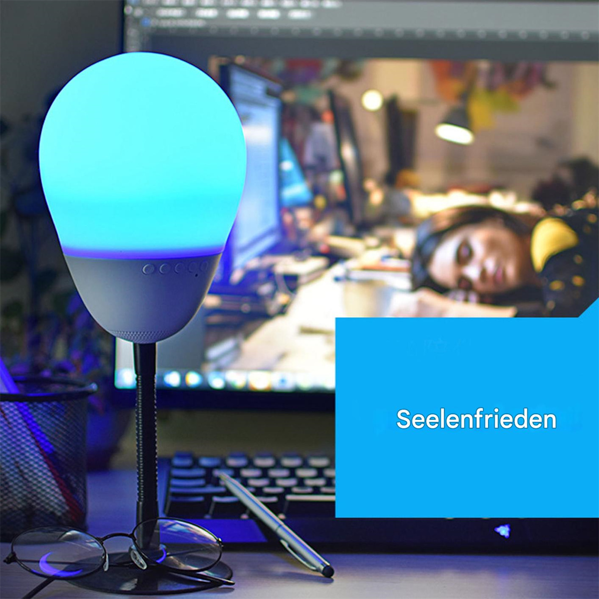 Blau-graue Lampe, die Licht projiziert. Eine Person schläft im Hintergrund, und ein Schreibtisch.