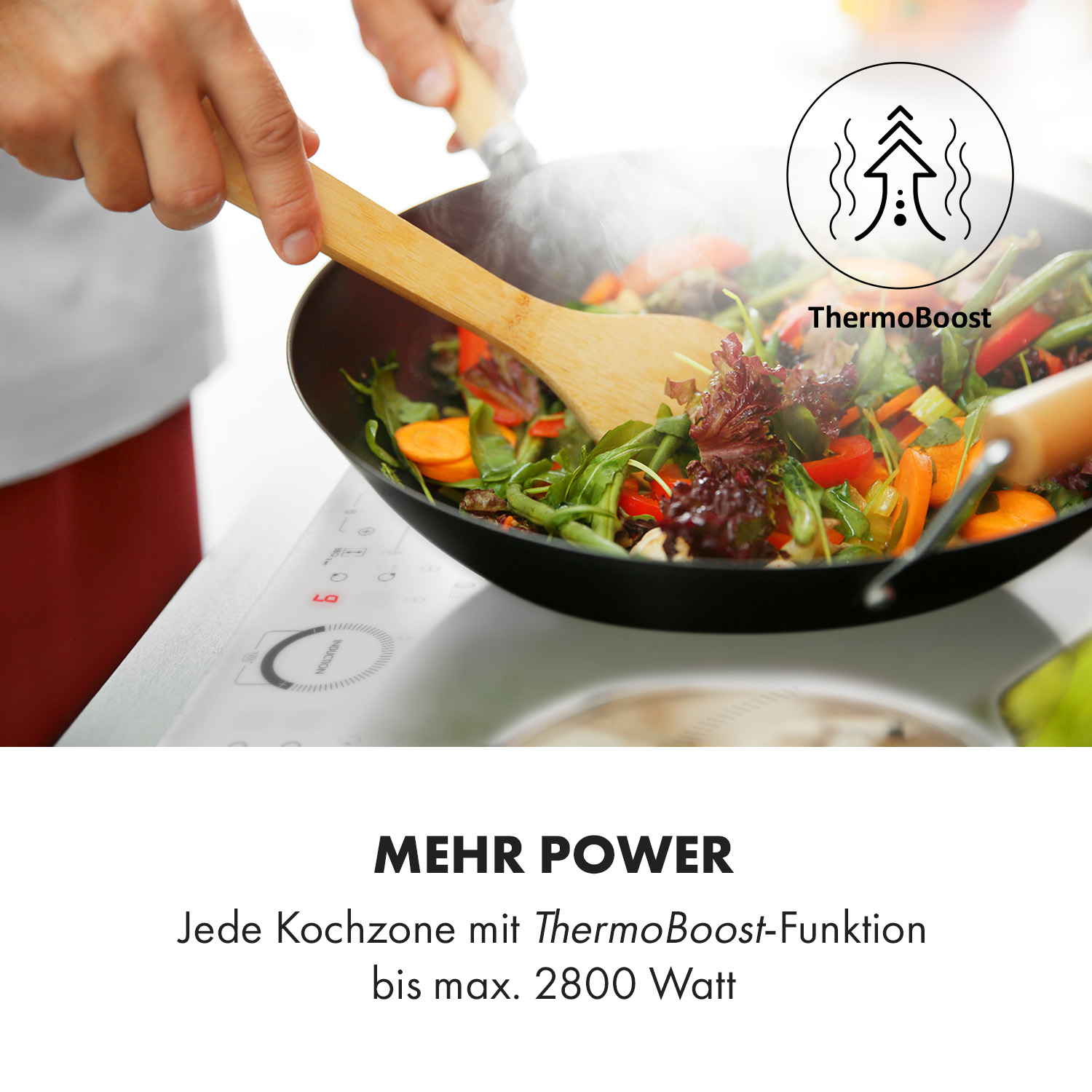 Una persona cocinando en un wok sobre una placa de inducción blanca. Hay verduras salteadas en el wok. ThermoBoost está etiquetado.
