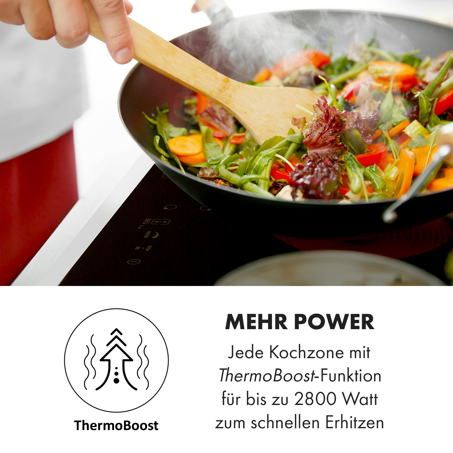 Eine Person kocht auf einem schwarzen Induktionskochfeld mit Essen in einem Wok.