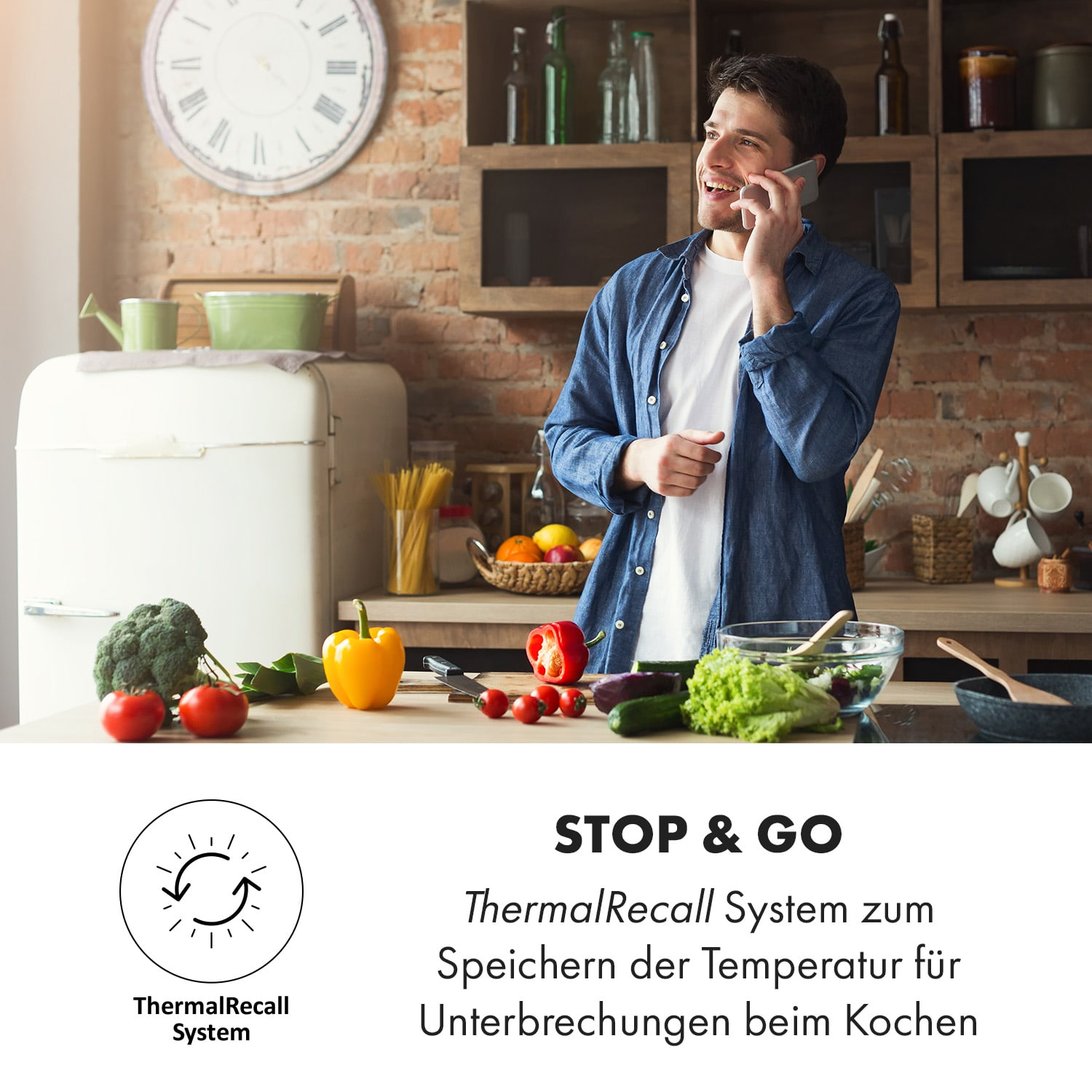 Ein Mann telefoniert in einer Küche. Gemüse und eine Salatschüssel stehen auf der Theke.