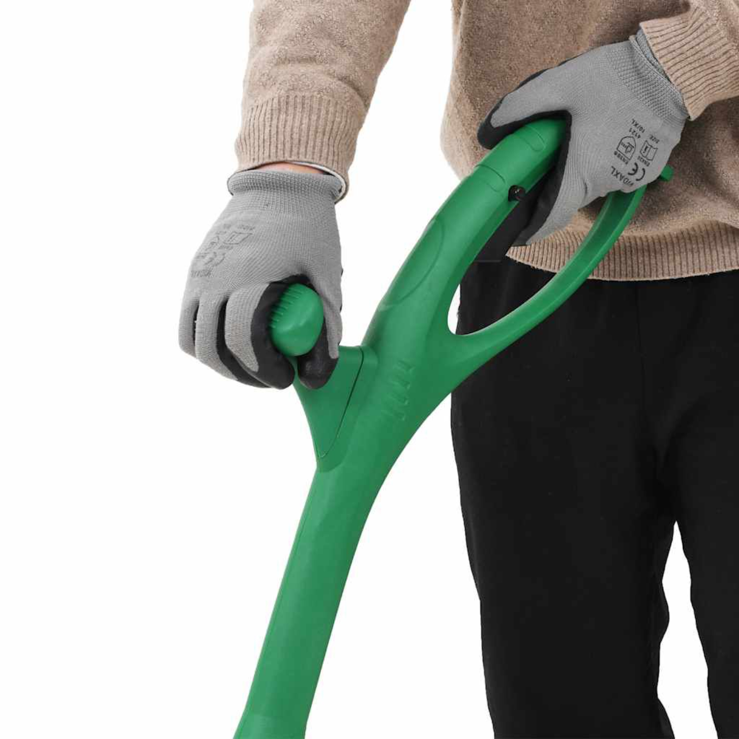 Person mit grauen Handschuhen hält ein grünes Gartengerät mit rundem Griff.