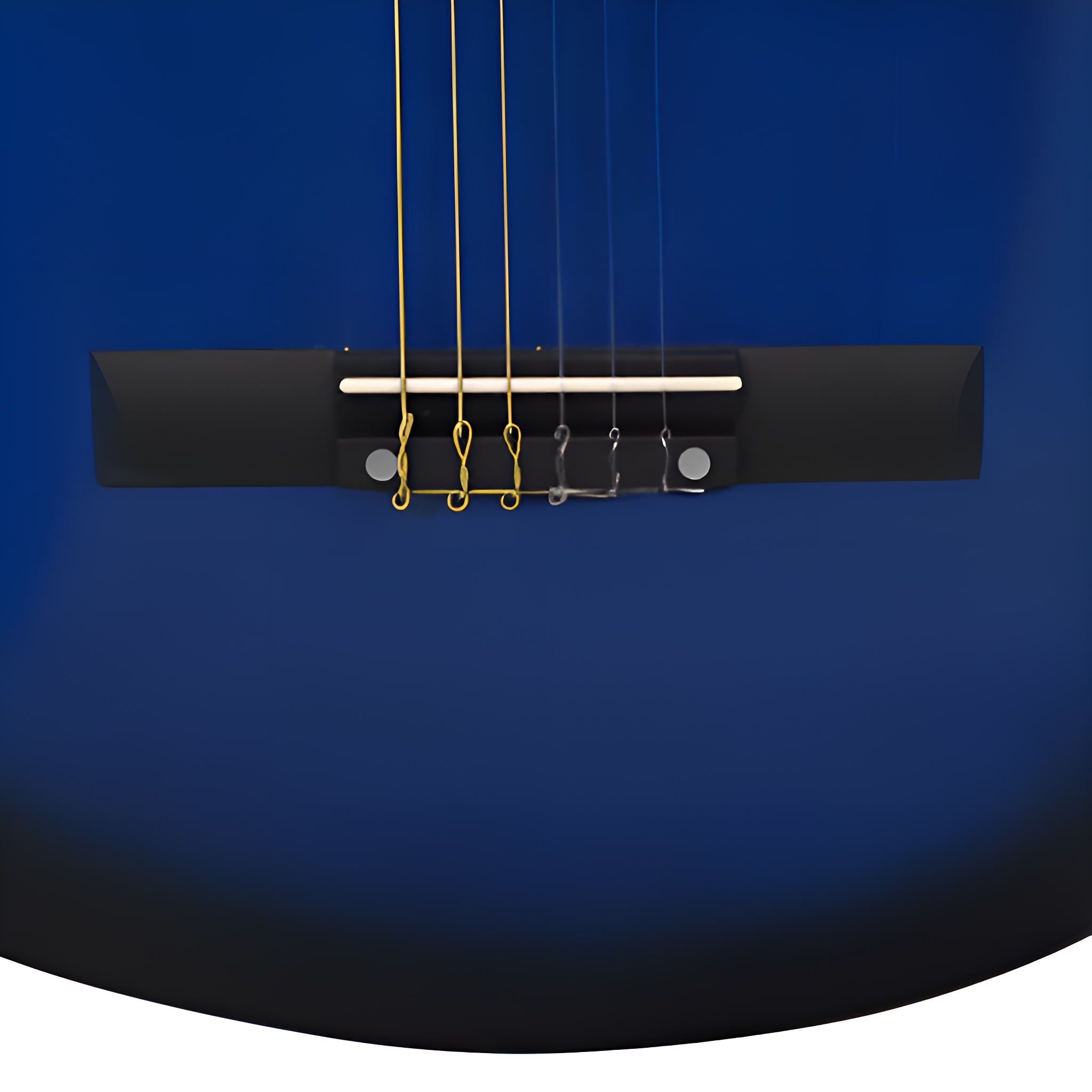 Nahaufnahme der Brücke einer blauen Gitarre mit Saiten und Pins vor dem dunkelblauen Korpus.