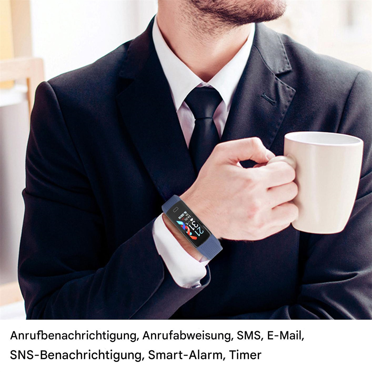 Ein Mann im Anzug hat ein blaues Smartband am Handgelenk, das Zeit und andere Daten anzeigt.
