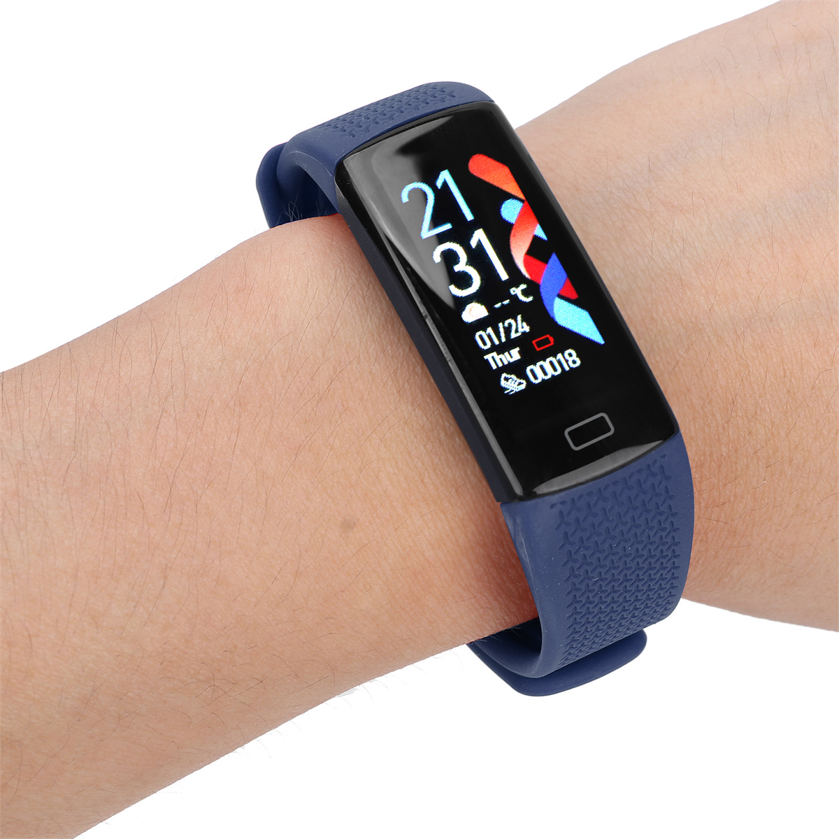 Blauer Fitness-Tracker, zeigt Zeit und Datum am Handgelenk.
