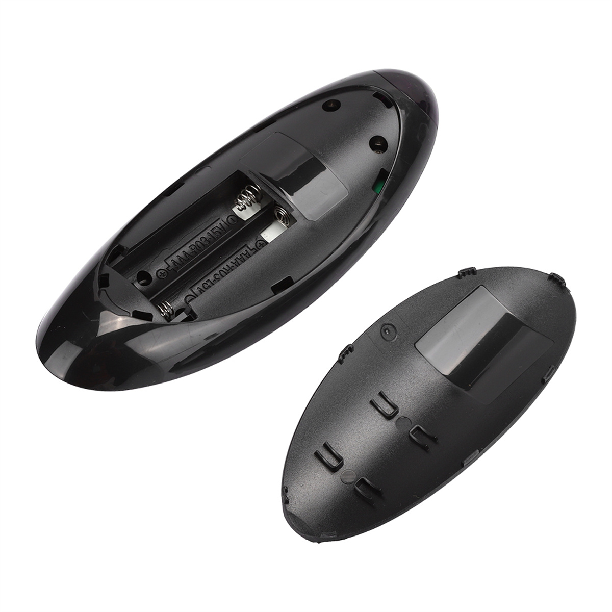 Die Rückseite einer schwarzen Fernbedienung mit offenem Batteriefach.