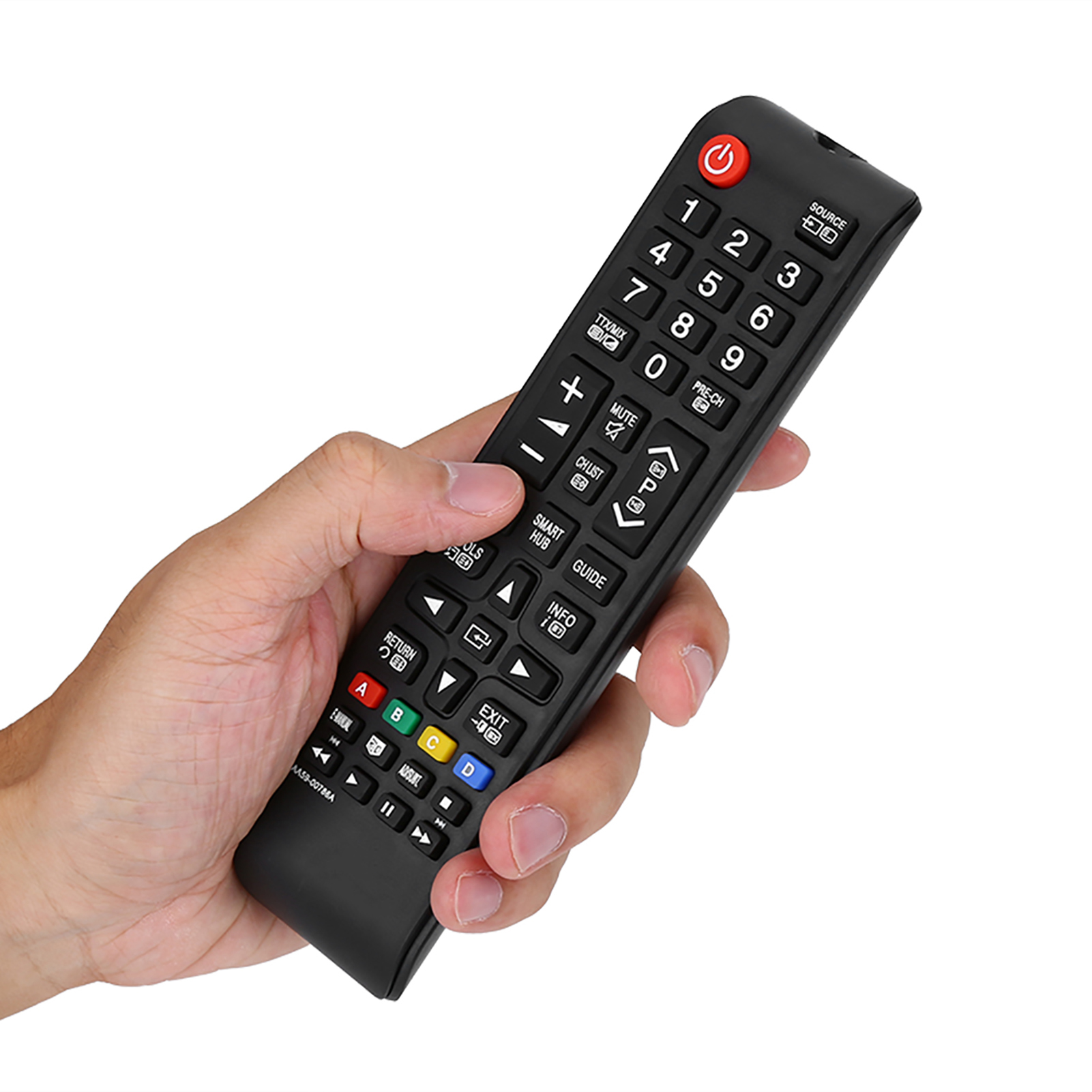 Eine Hand, die eine schwarze TV-Fernbedienung hält. Die Fernbedienung hat viele Tasten und ist vor weißem Hintergrund.
