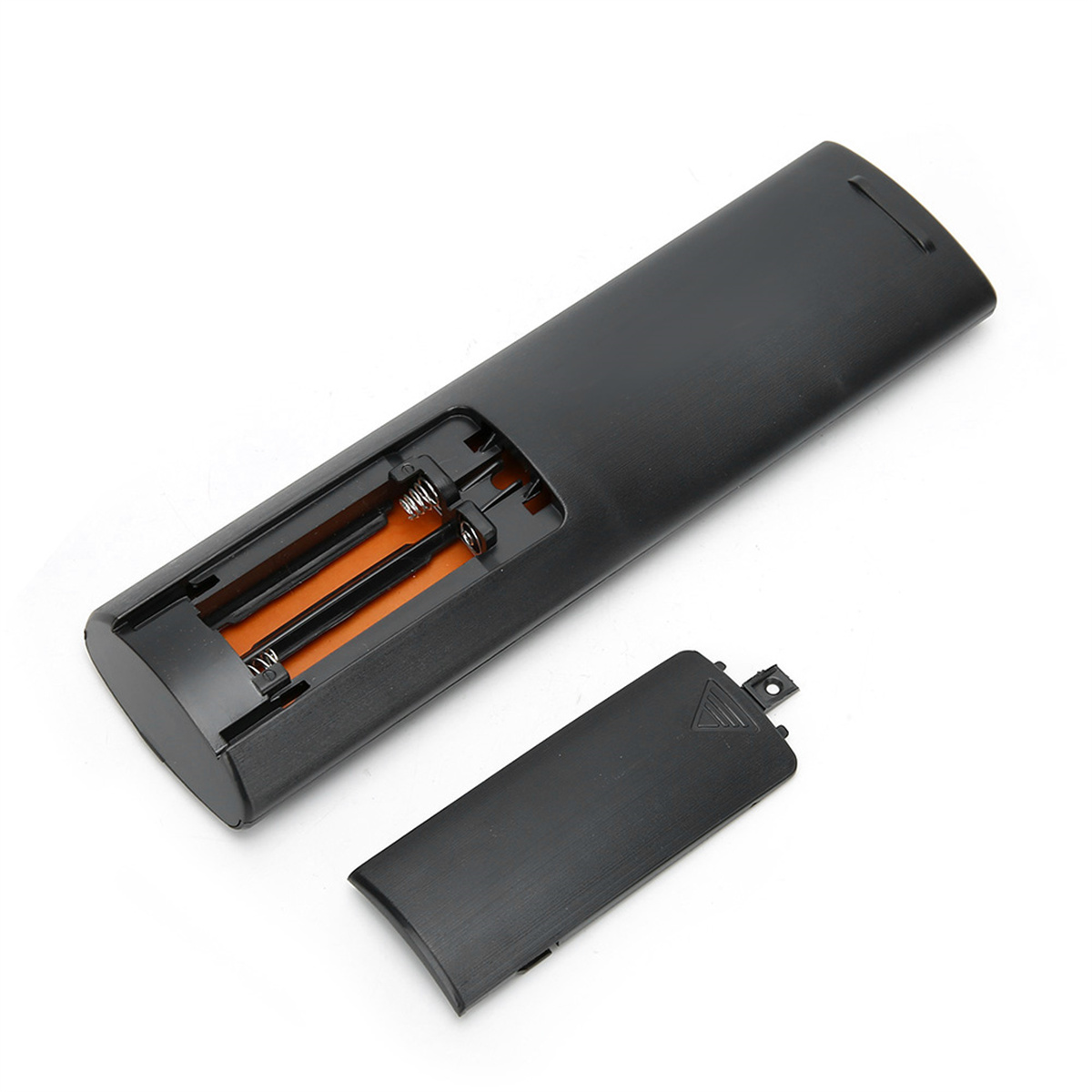 Schwarze Fernbedienung mit freiliegenden Batterien und abgenommener Batterieabdeckung.