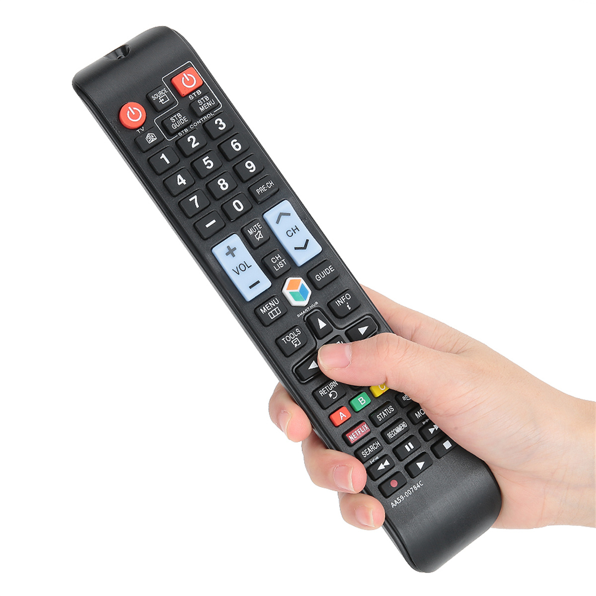 Hand hält schwarze TV-Fernbedienung mit Knöpfen, weißer Hintergrund.