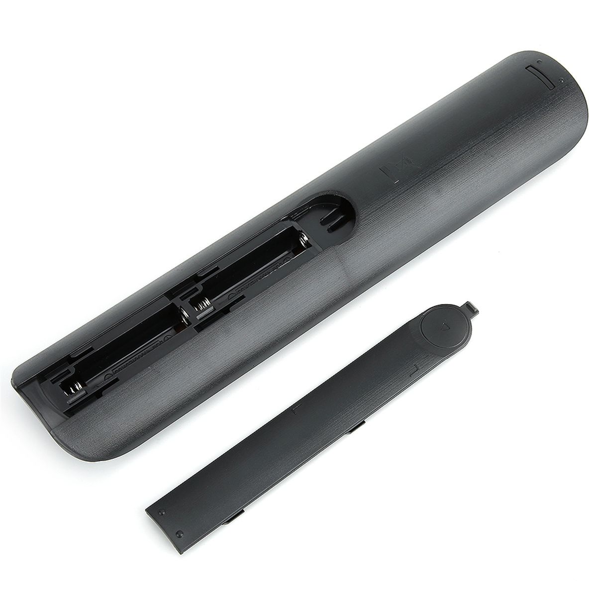 Schwarze TV-Fernbedienung mit offenem Batteriefach. Die Abdeckung liegt daneben. Weißer Hintergrund.