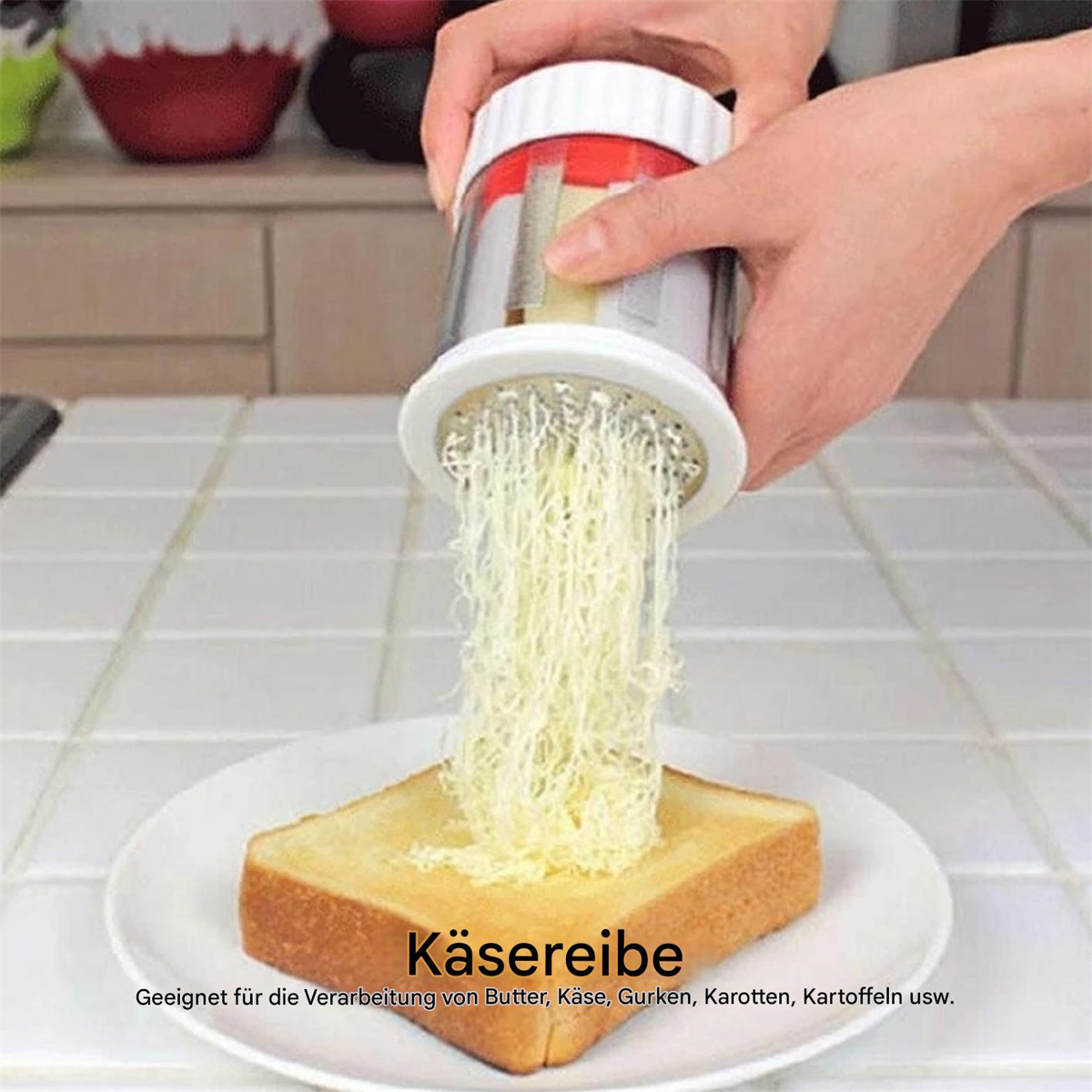 Eine Hand reibt Käse auf ein Toastbrot, mit einem Teller und einem Tisch.