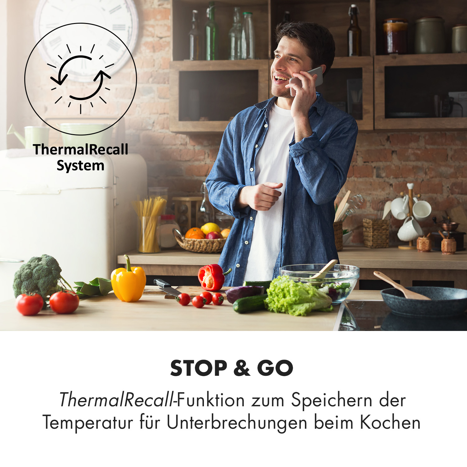 Un hombre en una cocina usando su teléfono mientras cocina. Hay verduras y una sartén en la encimera. Un reloj está en la pared.