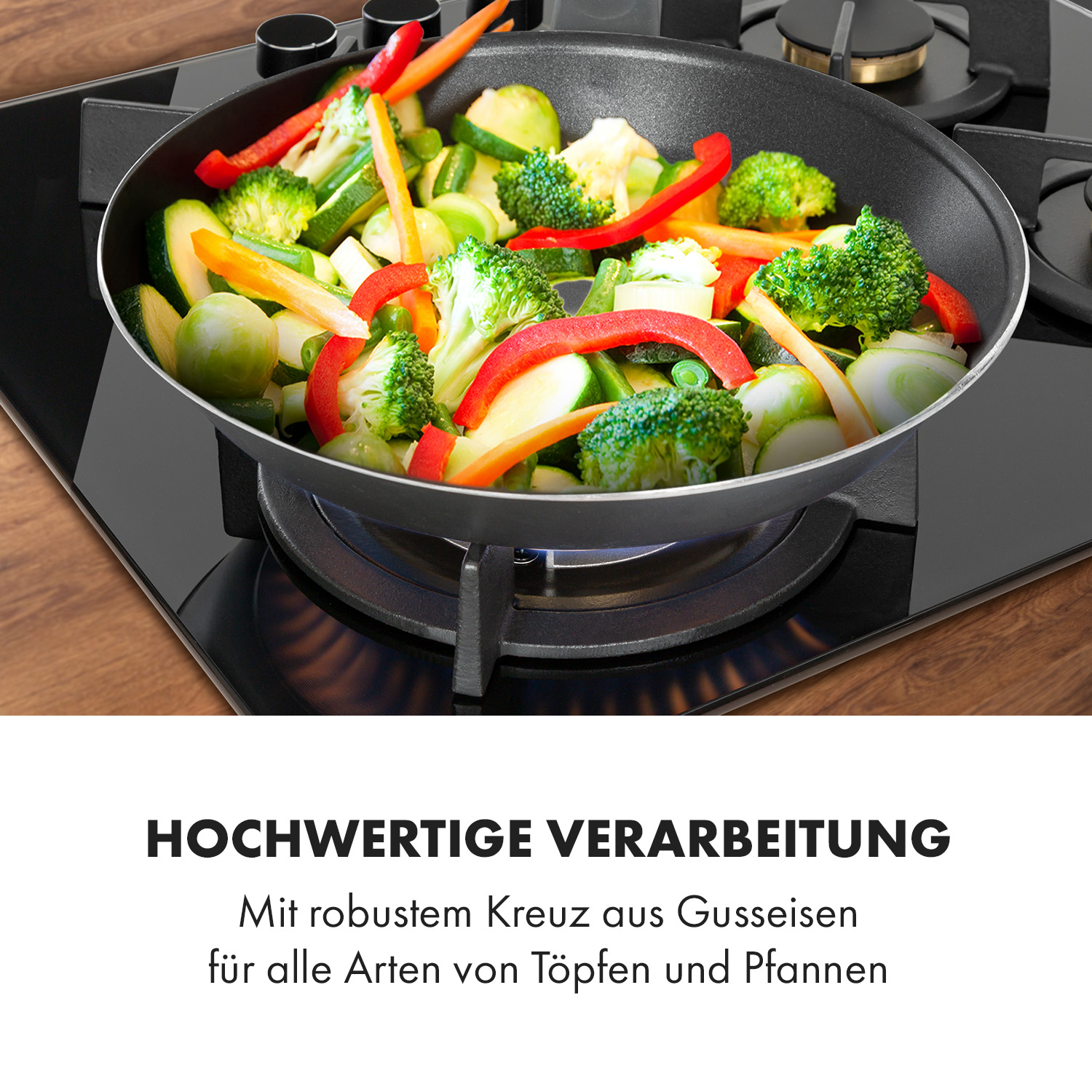 Gemüse in einer Bratpfanne auf einem Herd. Der Hintergrund ist eine Küche.