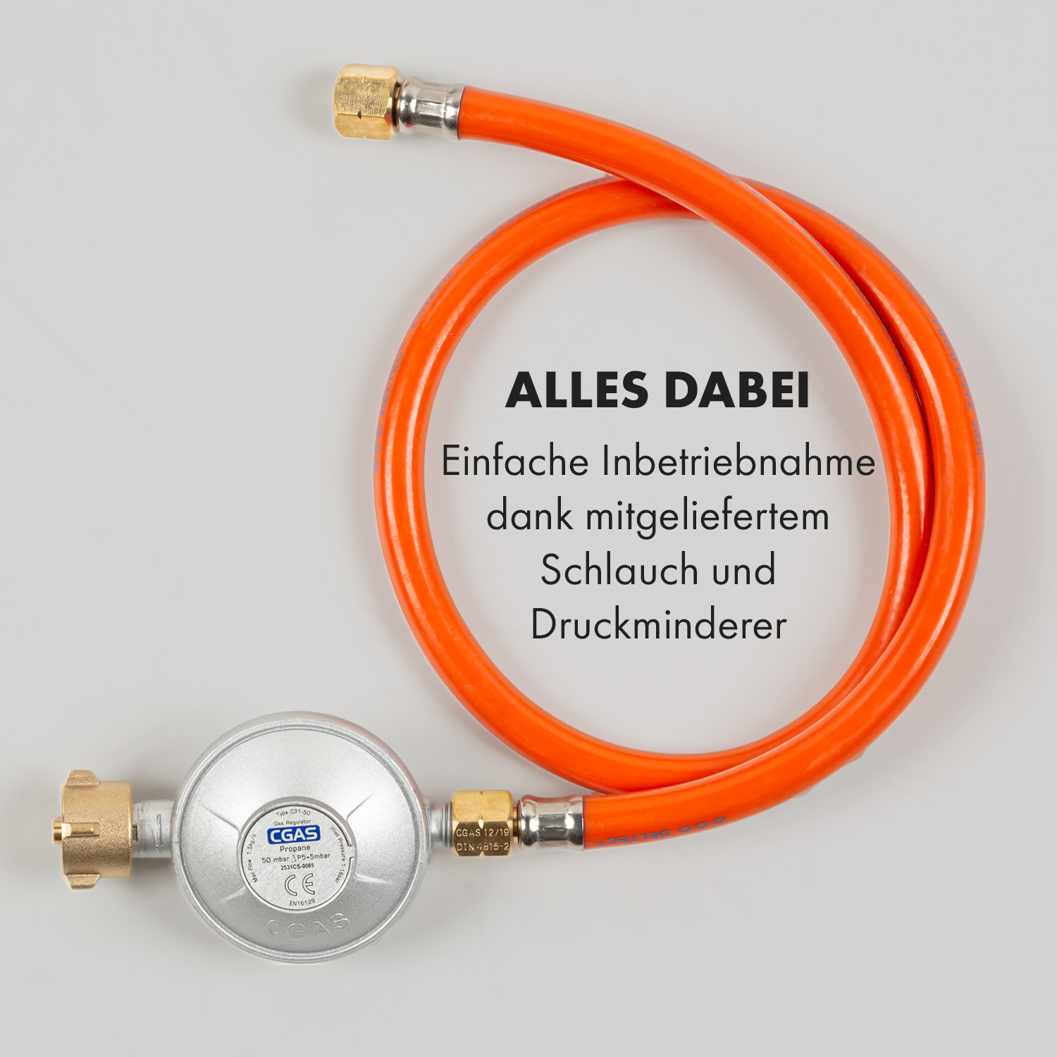 Orangener Gasschlauch, der an einen Druckregler angeschlossen ist.