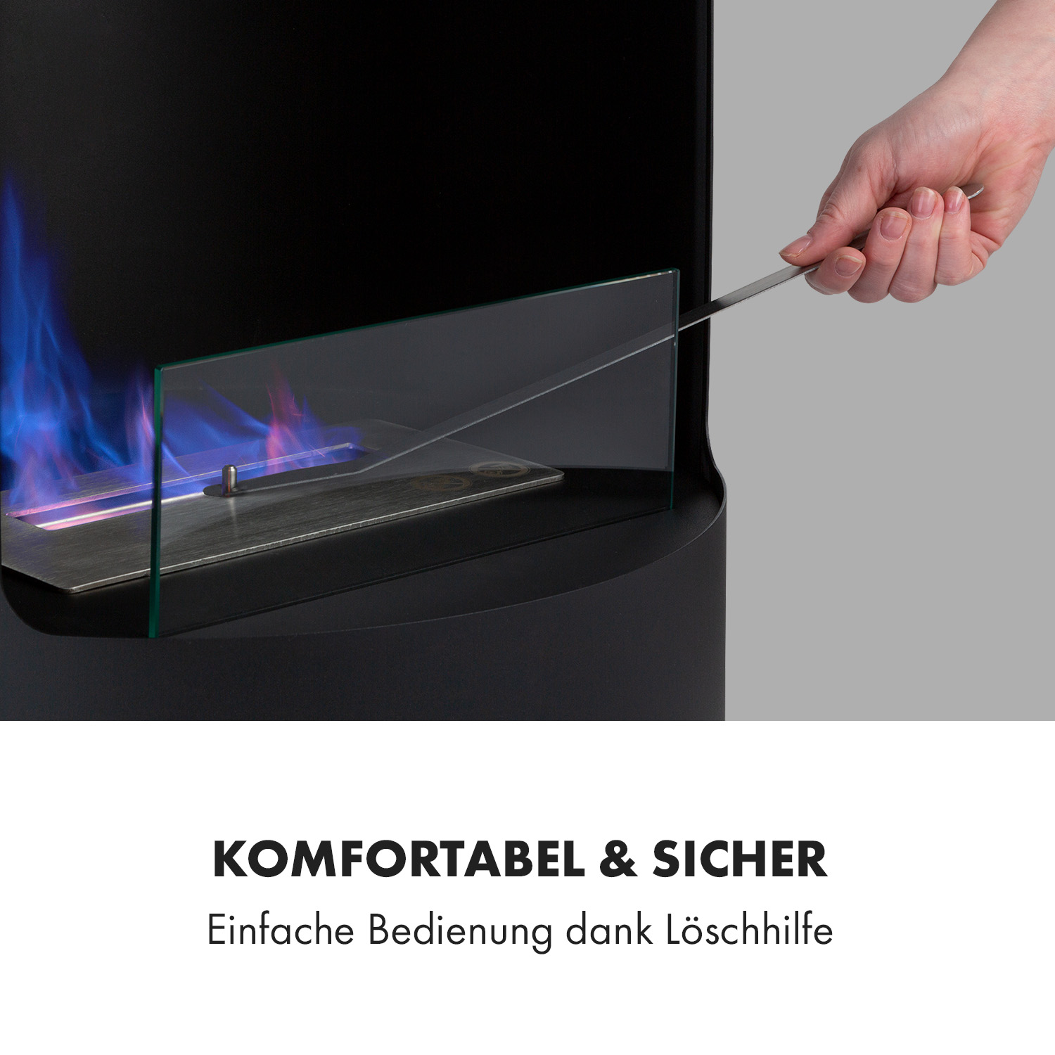 Eine Hand mit einem Werkzeug justiert einen Kamin. Ein schwarzer Kamin mit blauen Flammen hinter Glas.