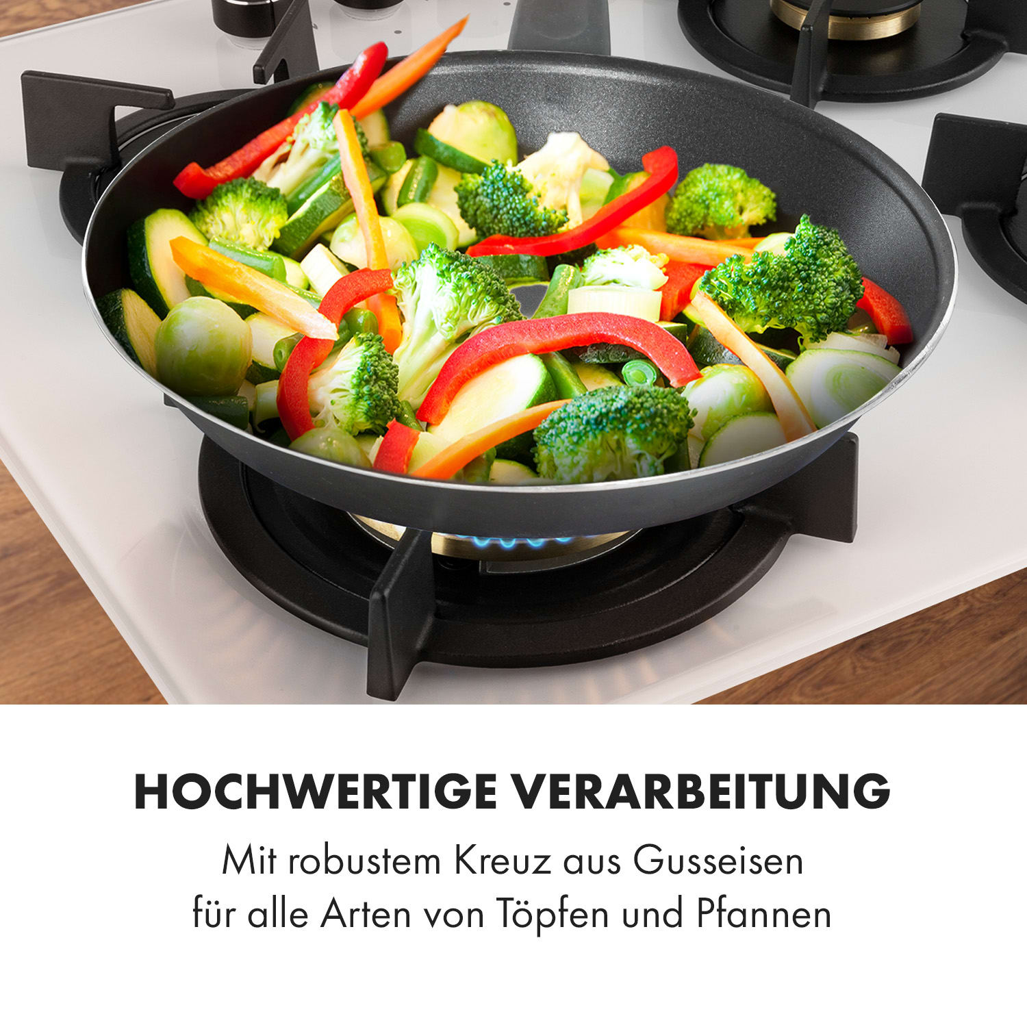 Eine Bratpfanne mit gekochtem Gemüse auf einem Kochfeld. Der Text 