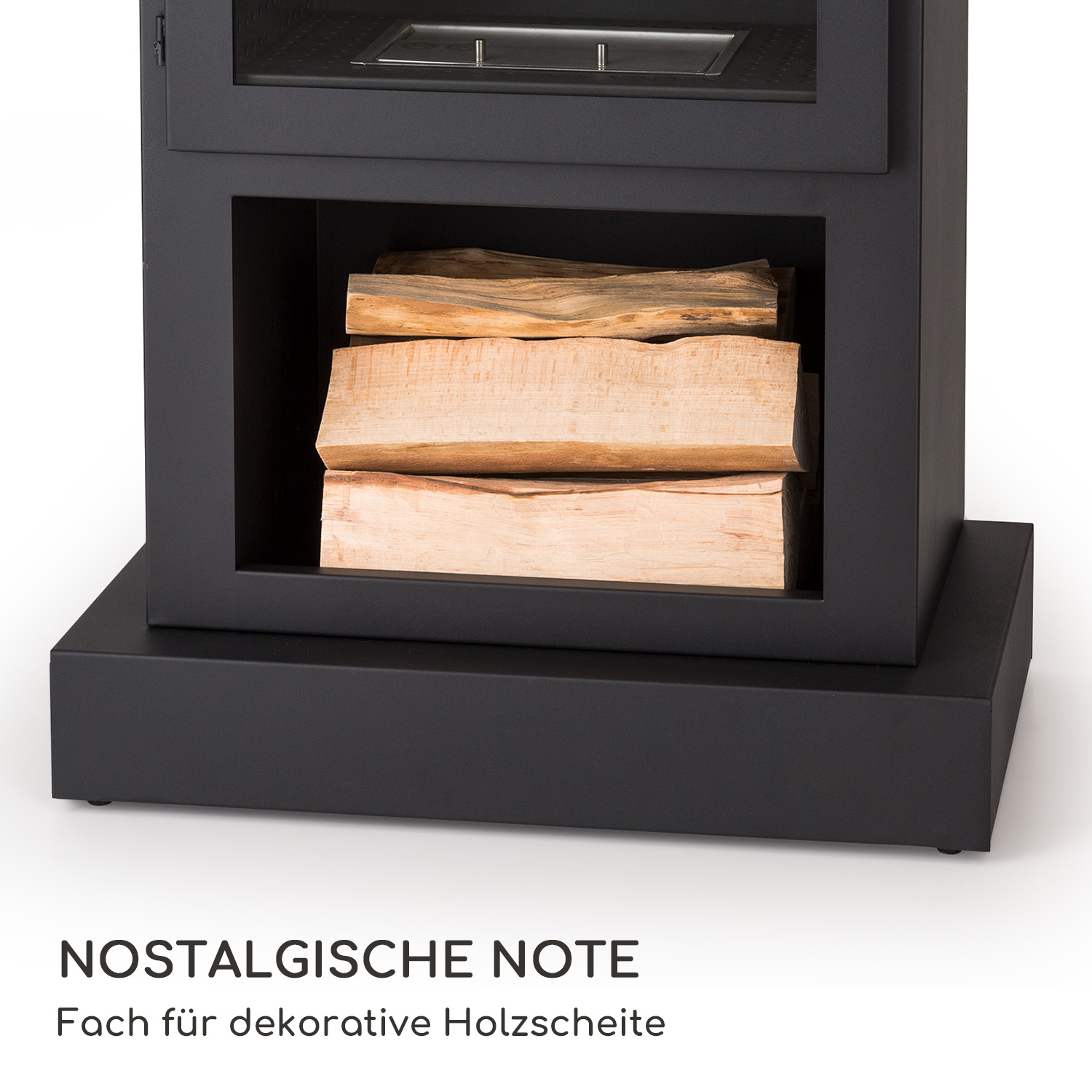 Der untere Teil eines schwarzen Kamins mit Holzscheiten, schwarzem Sockel und Text.