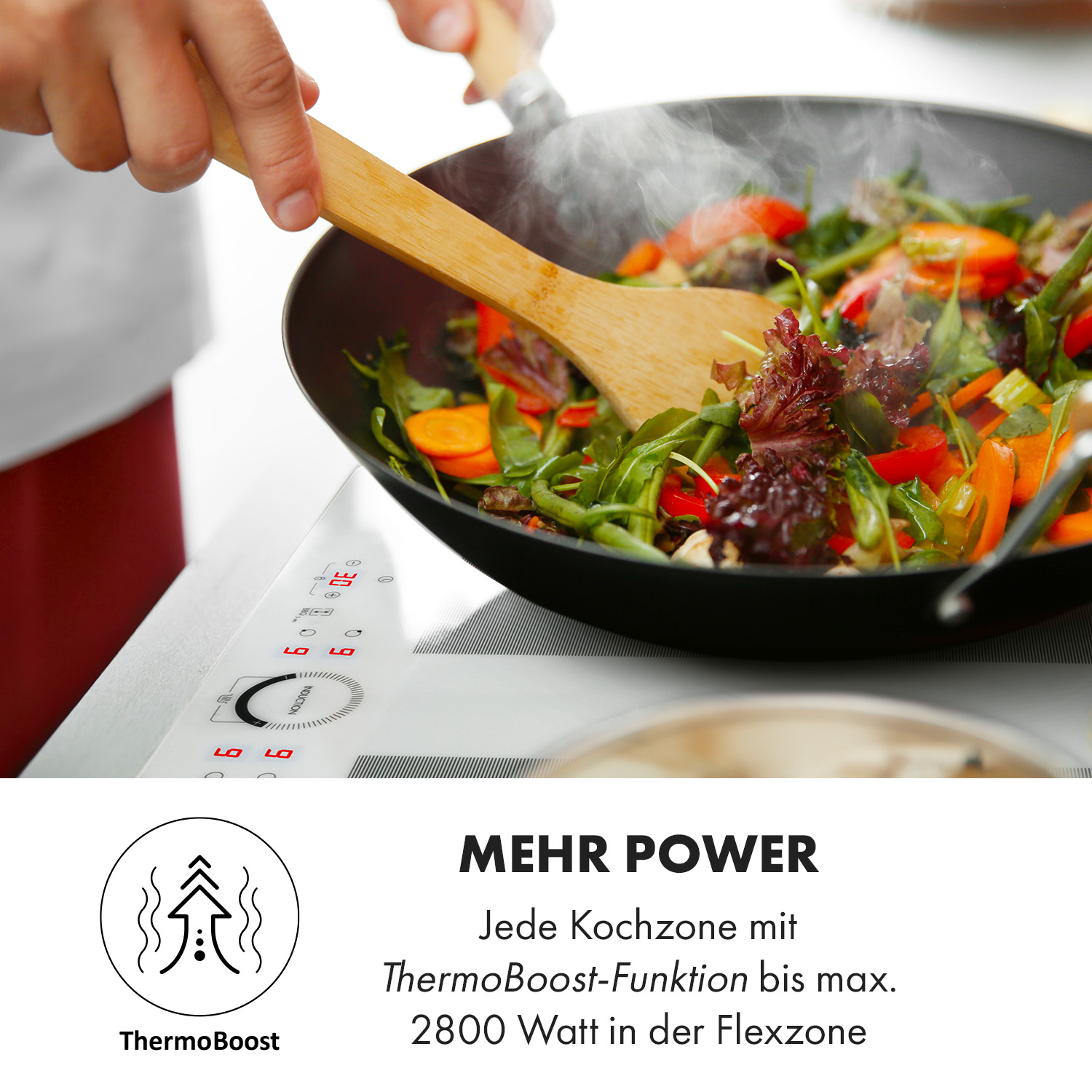 Un wok con verduras cocinándose en una placa de inducción blanca.
