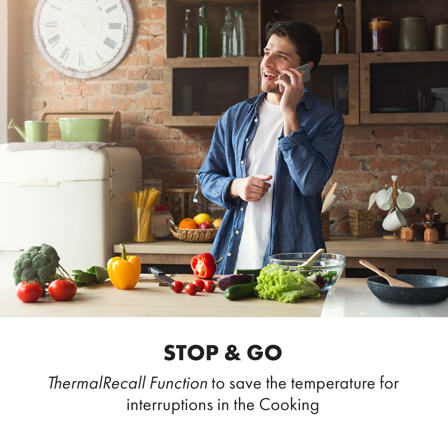 Un hombre hablando por teléfono en una cocina con verduras y electrodomésticos.